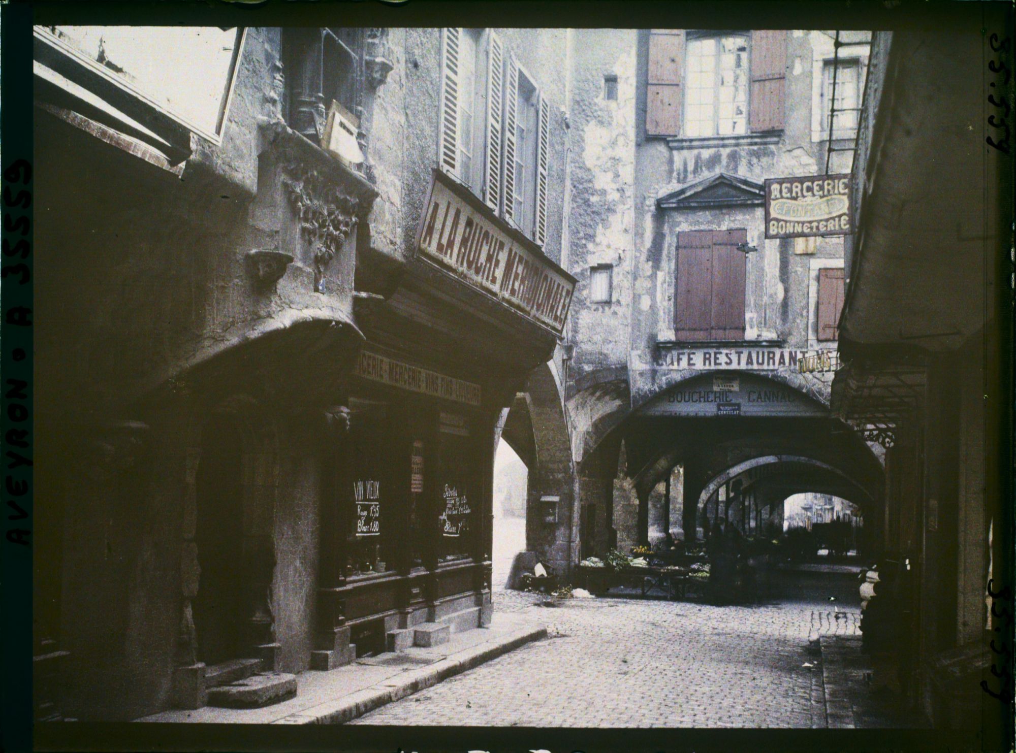 Image représentant La Maison Gaubert,et les commerces des arcades du Consulat