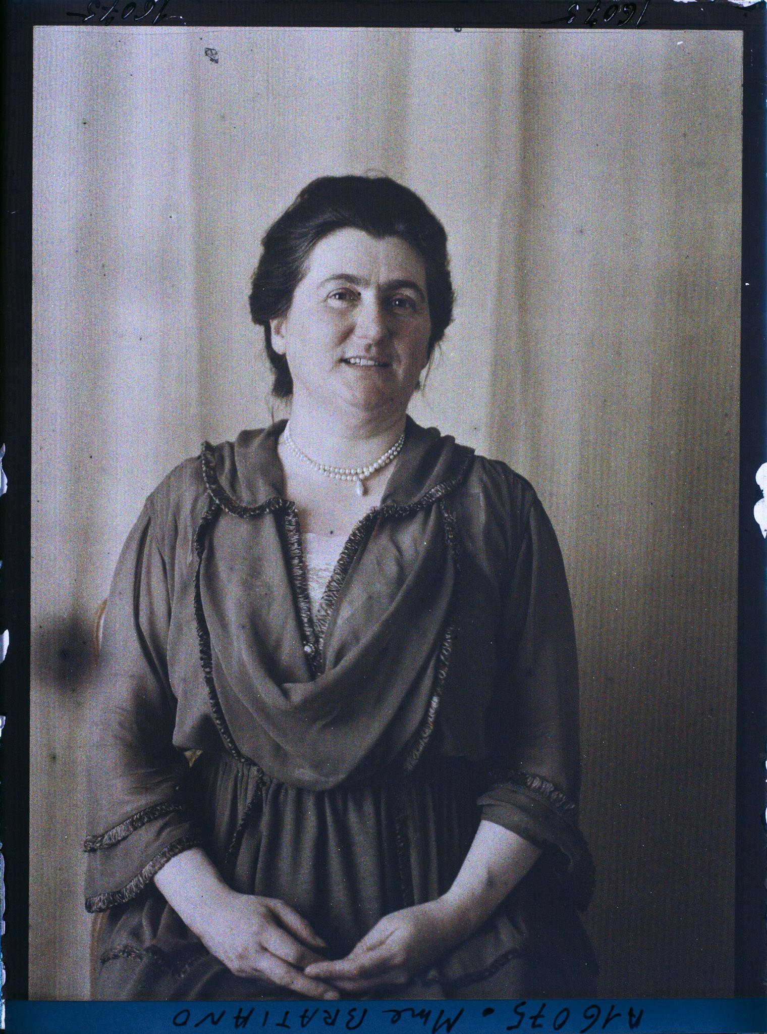 Image représentant https://musee-albert-kahn.s-museum.fr/home/NWQ2OTAwYzNmYjZlZTk1ZWQwODJmMjY4L2dlbmVyaWMtbm90aWNlLXRhYi9hdXRob3JpdHkvNjE3YTc5ZjVjZjhiODk2OGIzMzM3ZDIx/5d6900c3fb6ee95ed082f268/generic-notice-tab/authority/617a79ebcf8b8968b3336975 Madame Bratianu