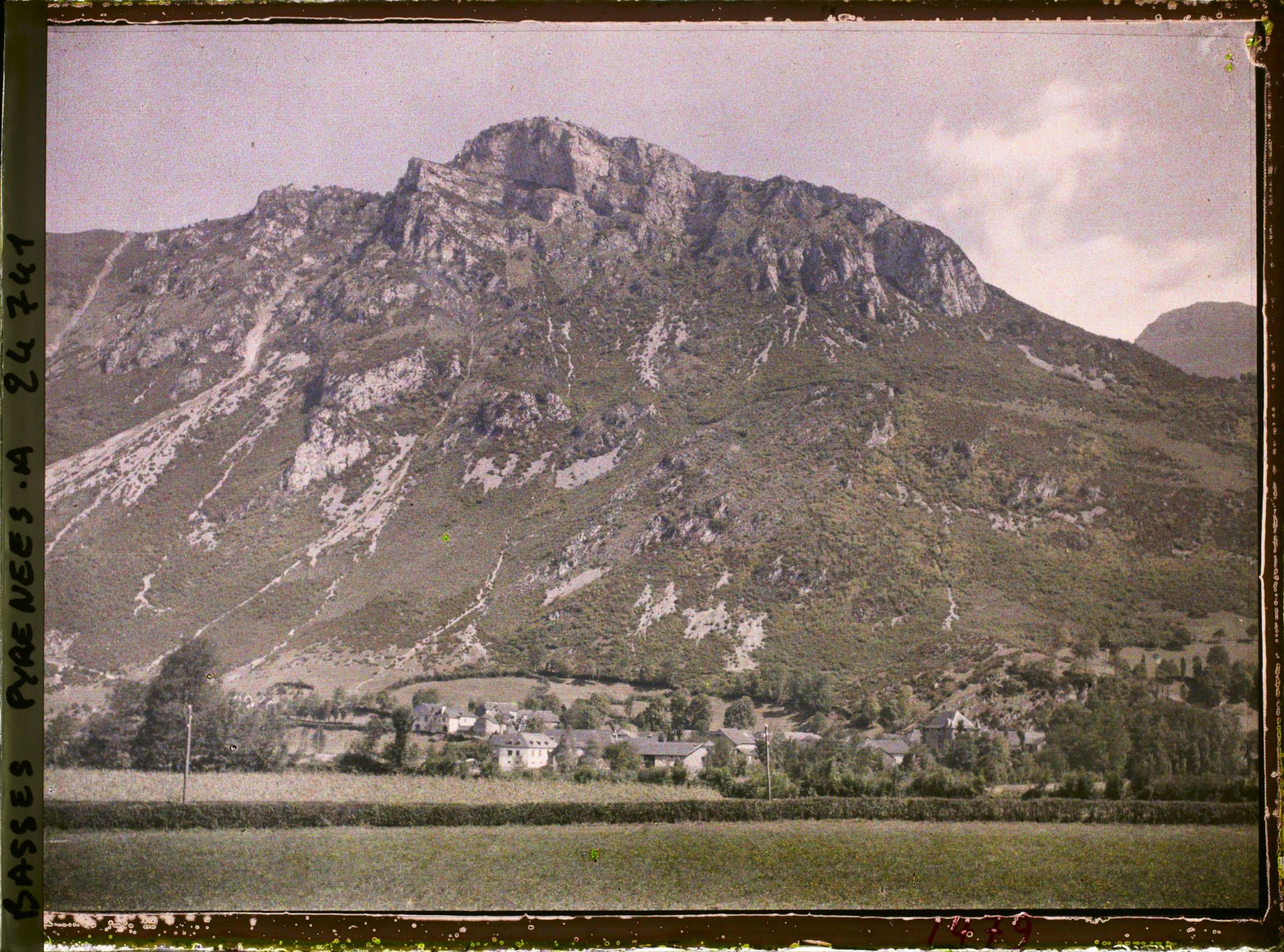 Image représentant France, Vallée d'Ossau, Vallée d'Ossau Les Rochers du Père de Béon et le Village