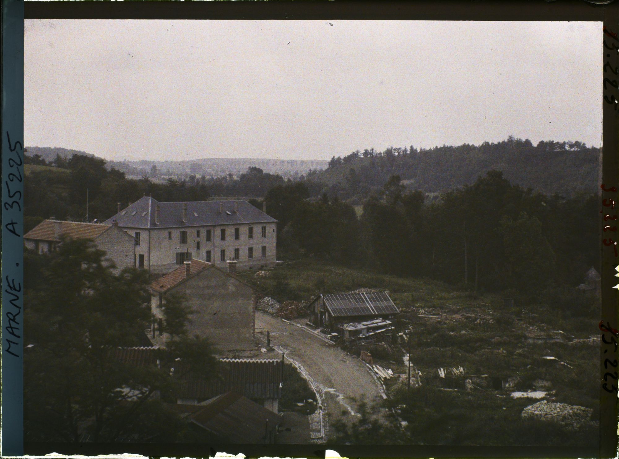 Image représentant France, Vienne le Château, Entrée de Vienne le Château, vue prise de l'ancien Château