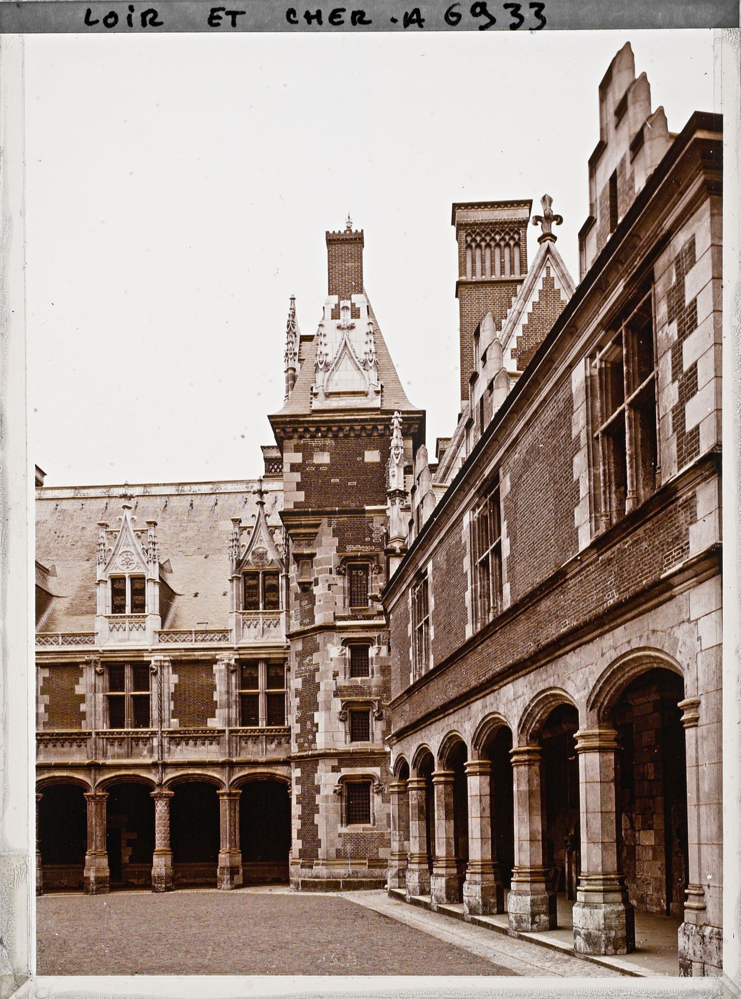 Image représentant L'aile Louis XII avec la chapelle Saint-Calais