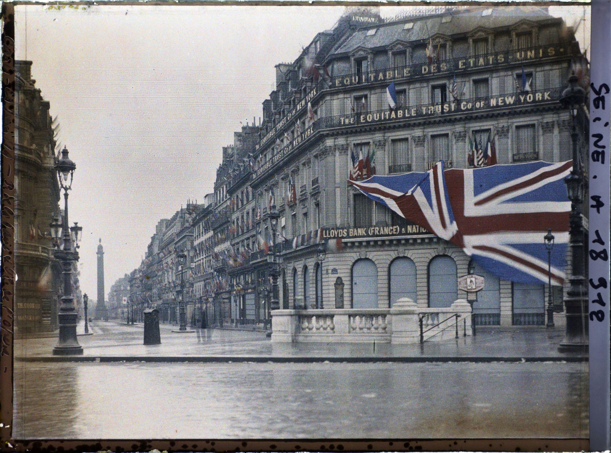 Image représentant Drapeaux rue de la Paix et place de l'Opéra