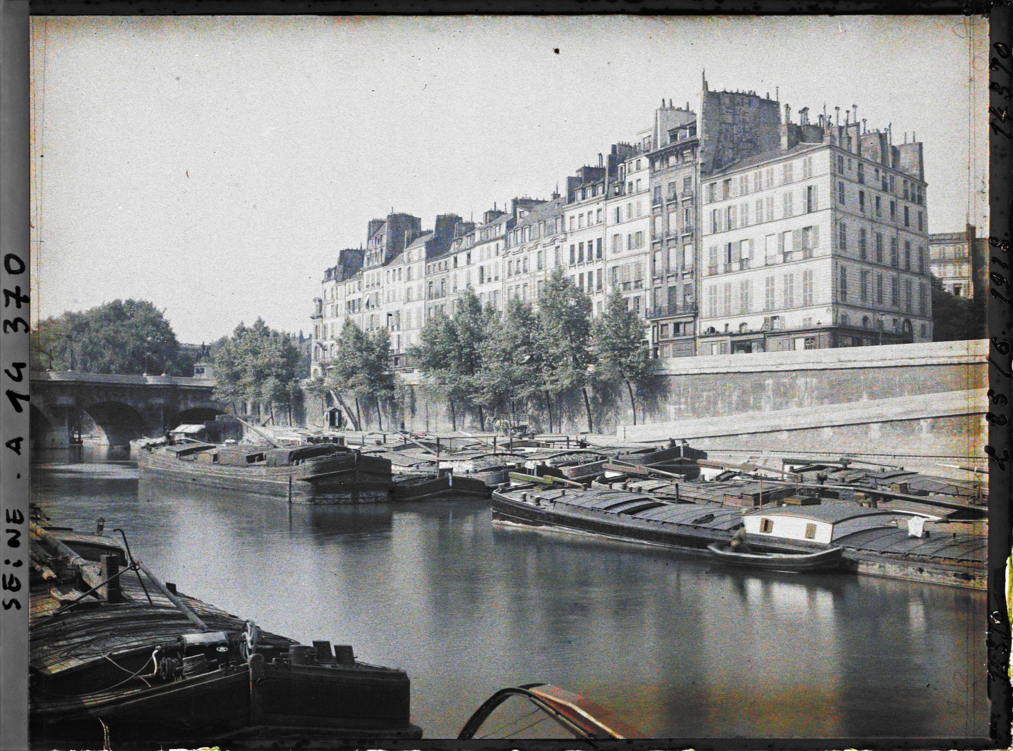 Image représentant Le pont Neuf et le quai des Orfèvres vus du port des Grands-Augustins