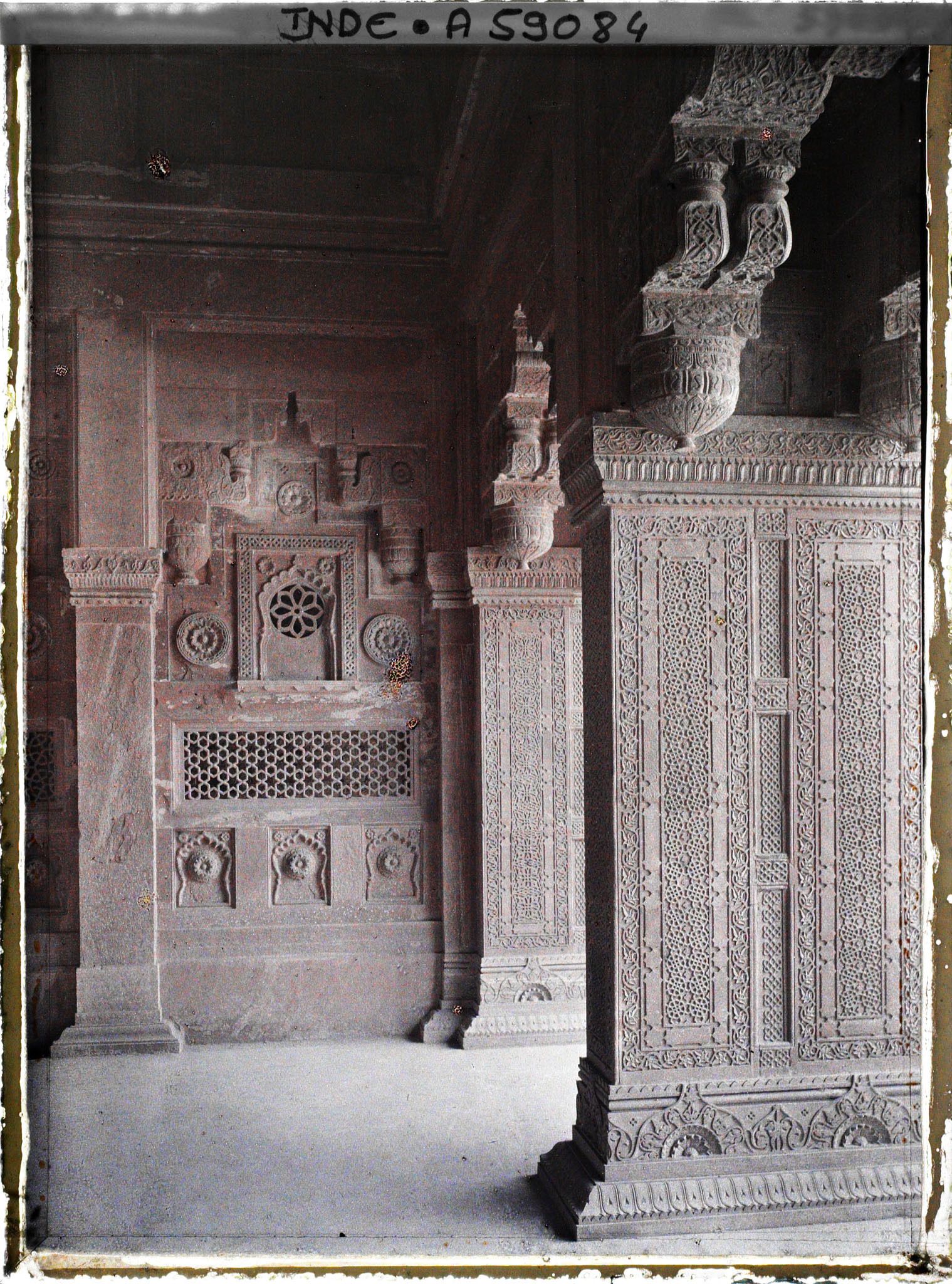 Image représentant Détail du décor sculpté de l'une des salles du palais de Jahangir dans le fort Rouge (Lal QIla)