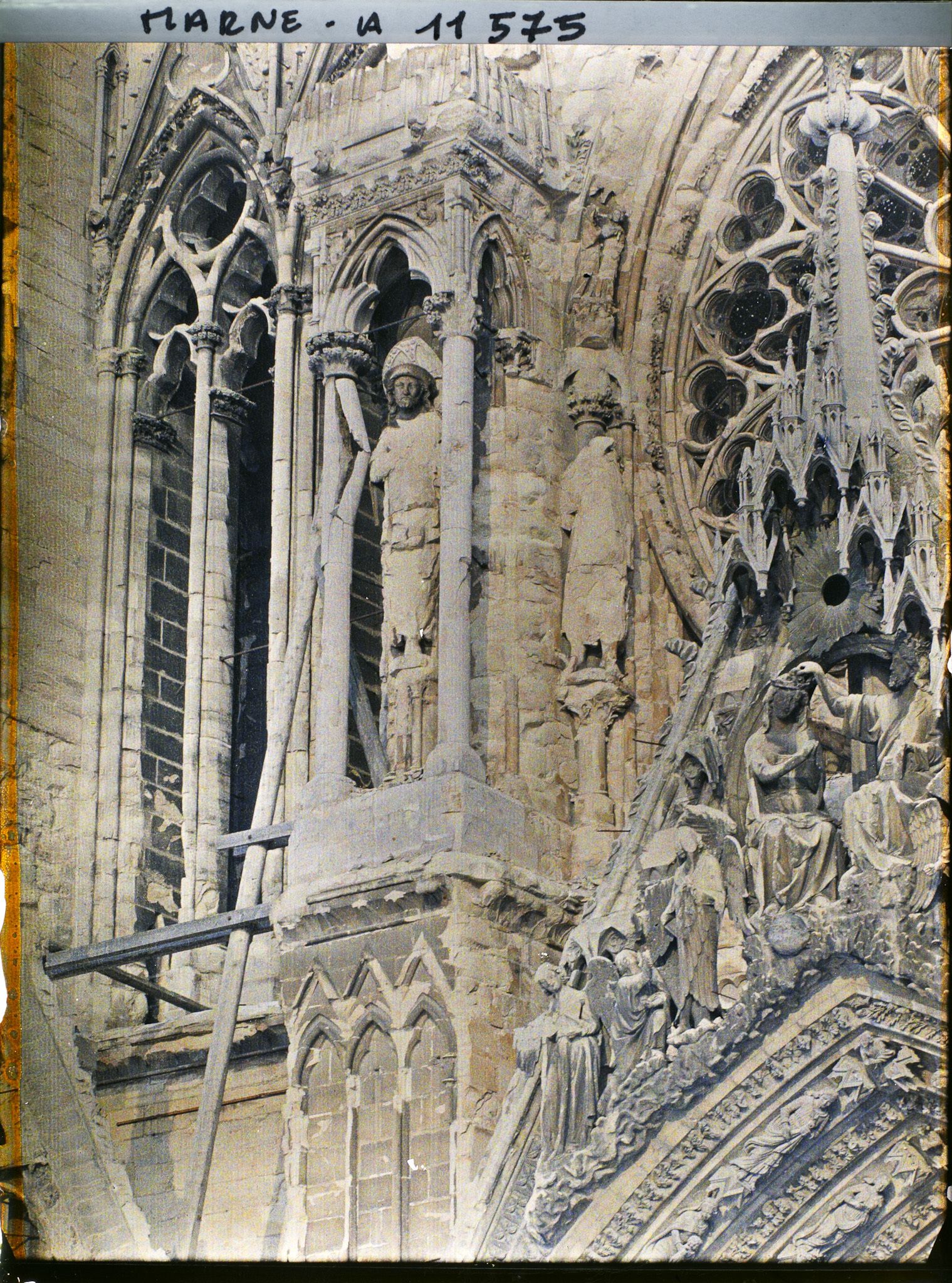 Image représentant Détail du dessus du porche central de la cathédrale