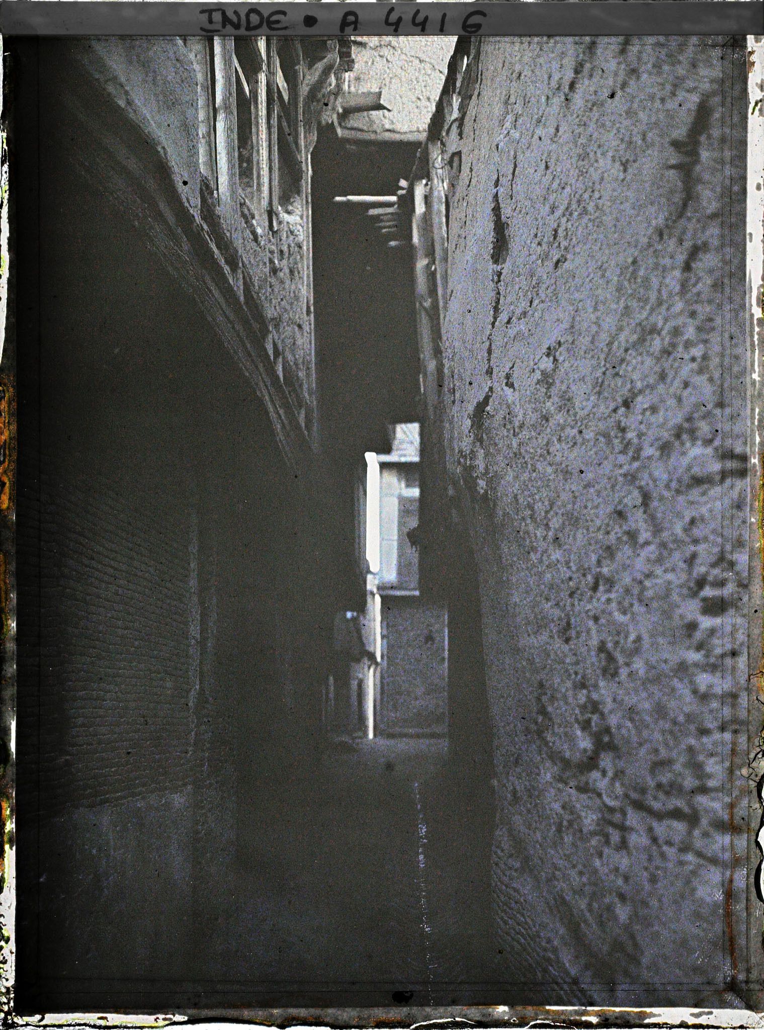 Image représentant Une rue en contre-jour