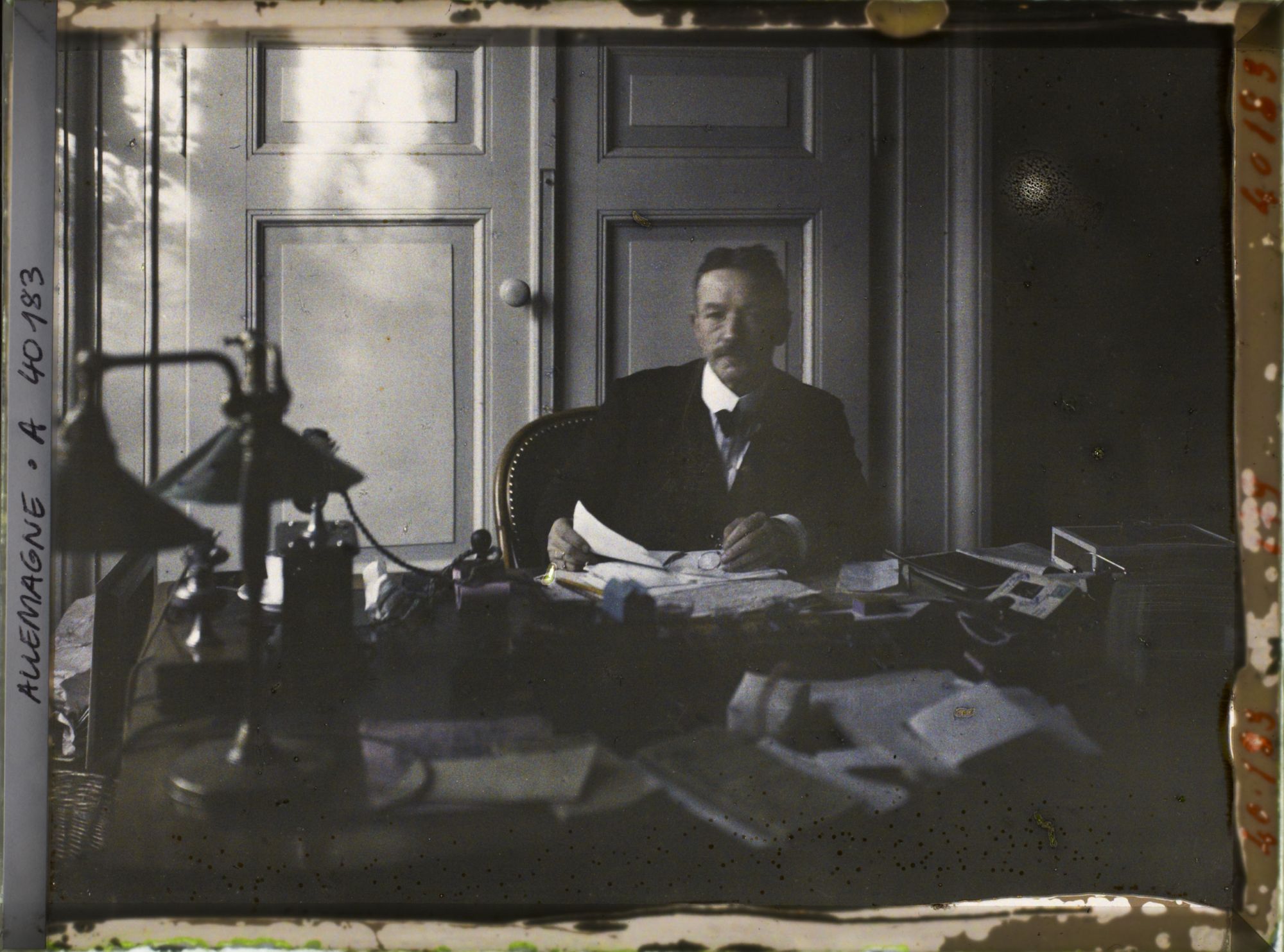 Image représentant Prusse, Aix-la-Chapelle, Mr Deckers à son bureau