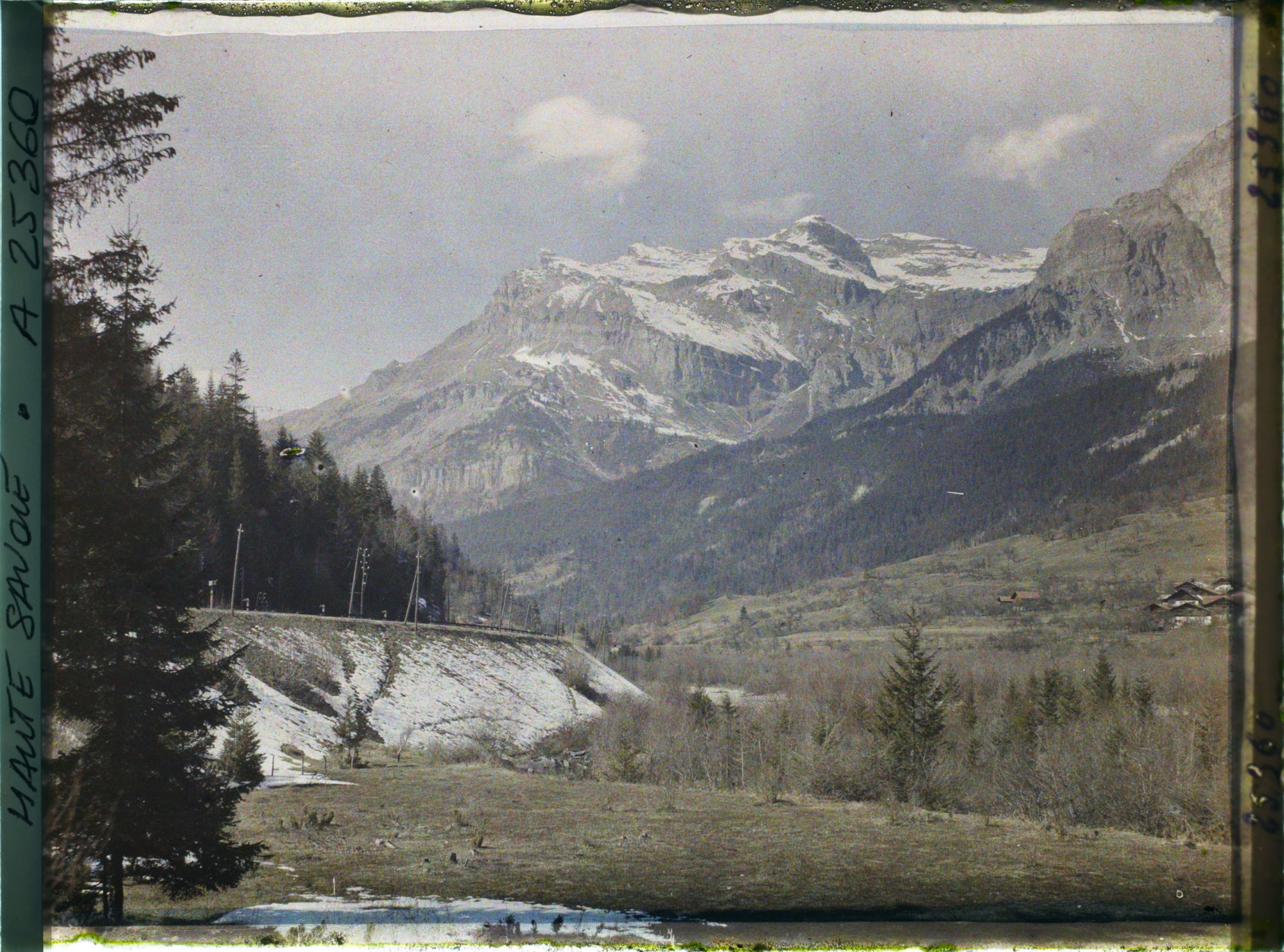 Image représentant France Les Alpes, Vallée de Chamonix ; Village de Servoz, la Vallée de l'Arve et la pointe de Plate