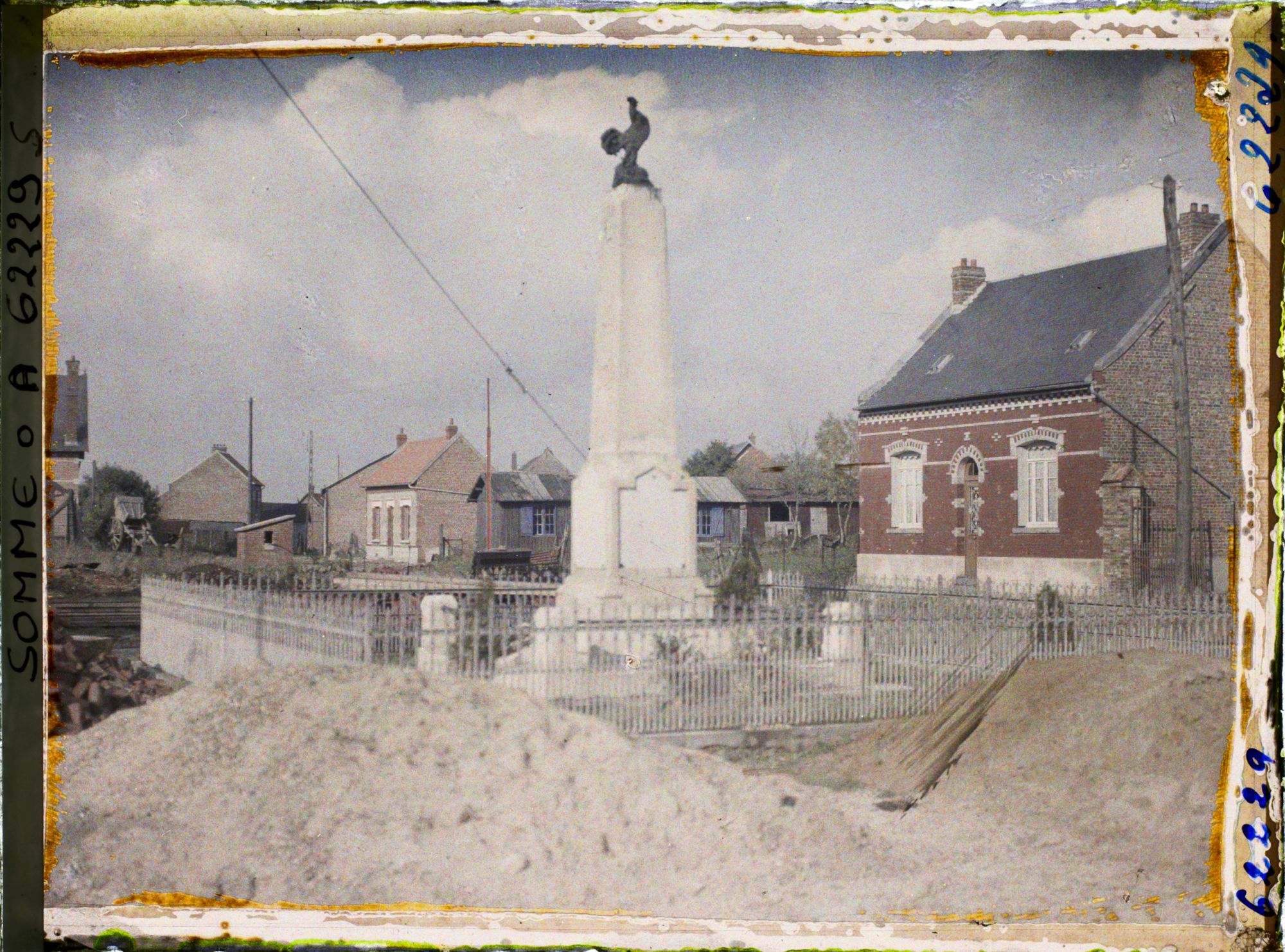 Image représentant Somme, Pozières, Monument aux Morts du Village