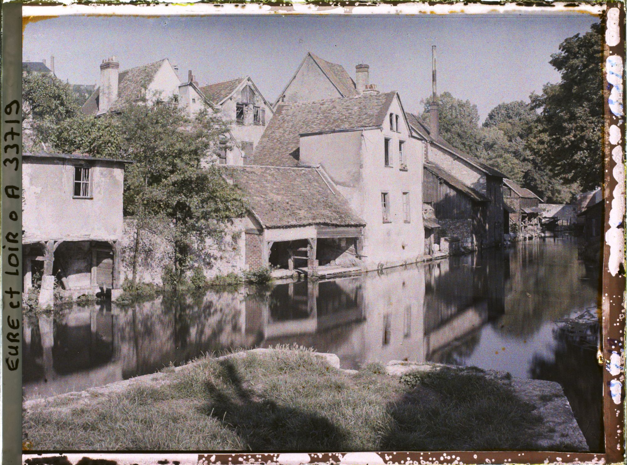 Image représentant Lavoirs au bord de l'Eure vue de la passerelle, rue des Trois Moulins
