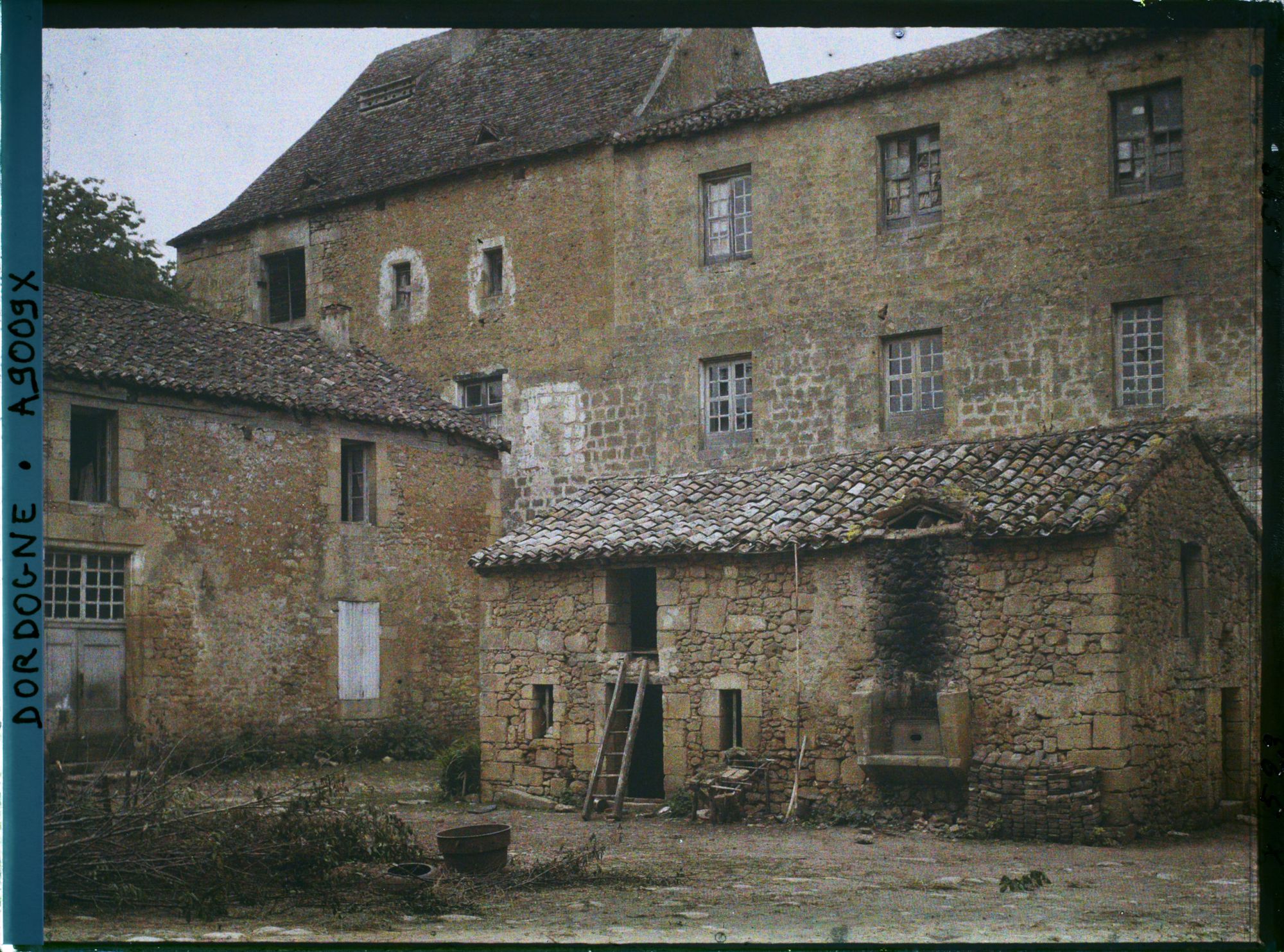Image représentant France, Cadouin, Le cloître les bâtiments de l'abbaye et le four au milieu de la cour