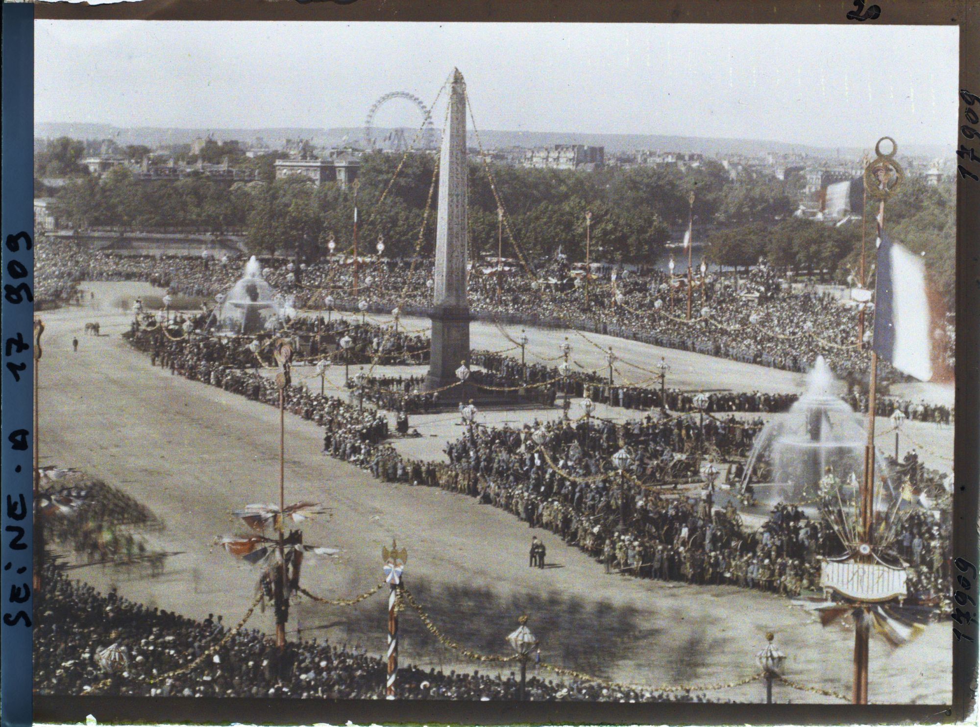 Image représentant La foule place de la Concorde pour le 14 juillet 1919, vue prise depuis le Ministère de la Marine