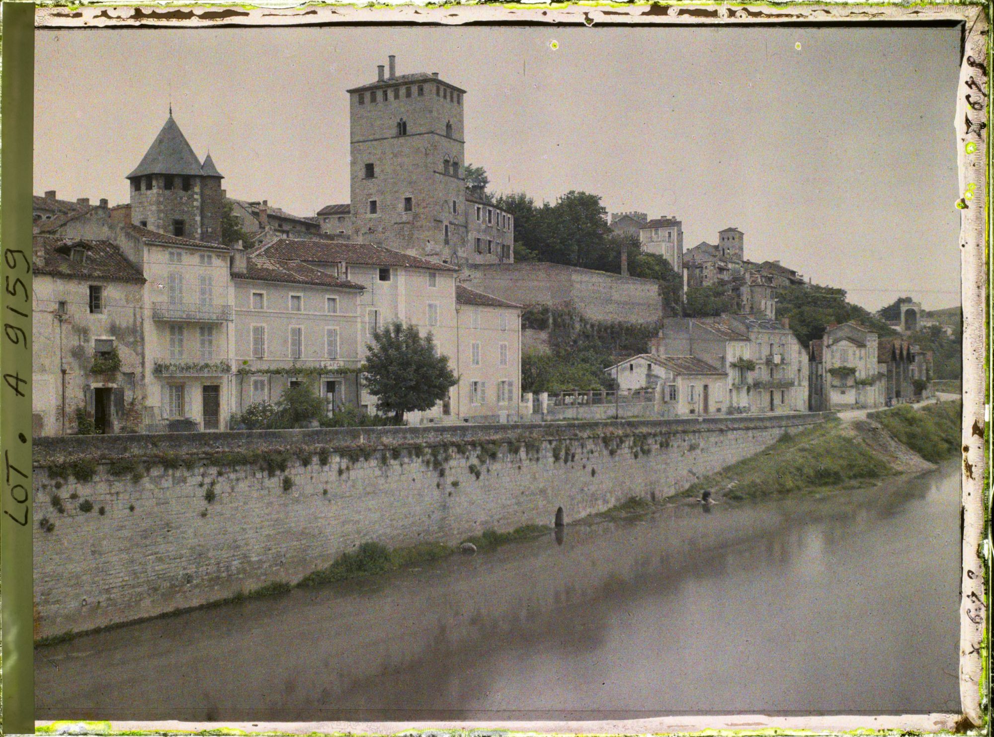Image représentant France, Cahors, Vue prise du pont Cabessut sur la vieille ville. Tour Pelegri, Chau du Roi, Palais du Pape Jean XXII