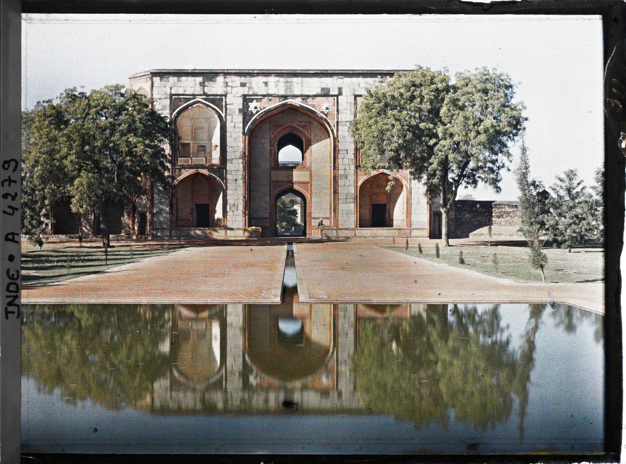 Image représentant La porte Sud de l'enceinte du mausolée de Humayun, vue du chahar-bagh, le jardin moghol
