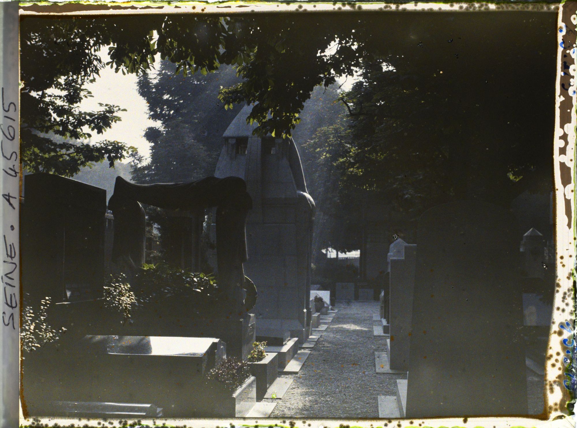 Image représentant L'Exposition des arts décoratifs, le Village français sous la direction de Charles Genuys, le cimetière