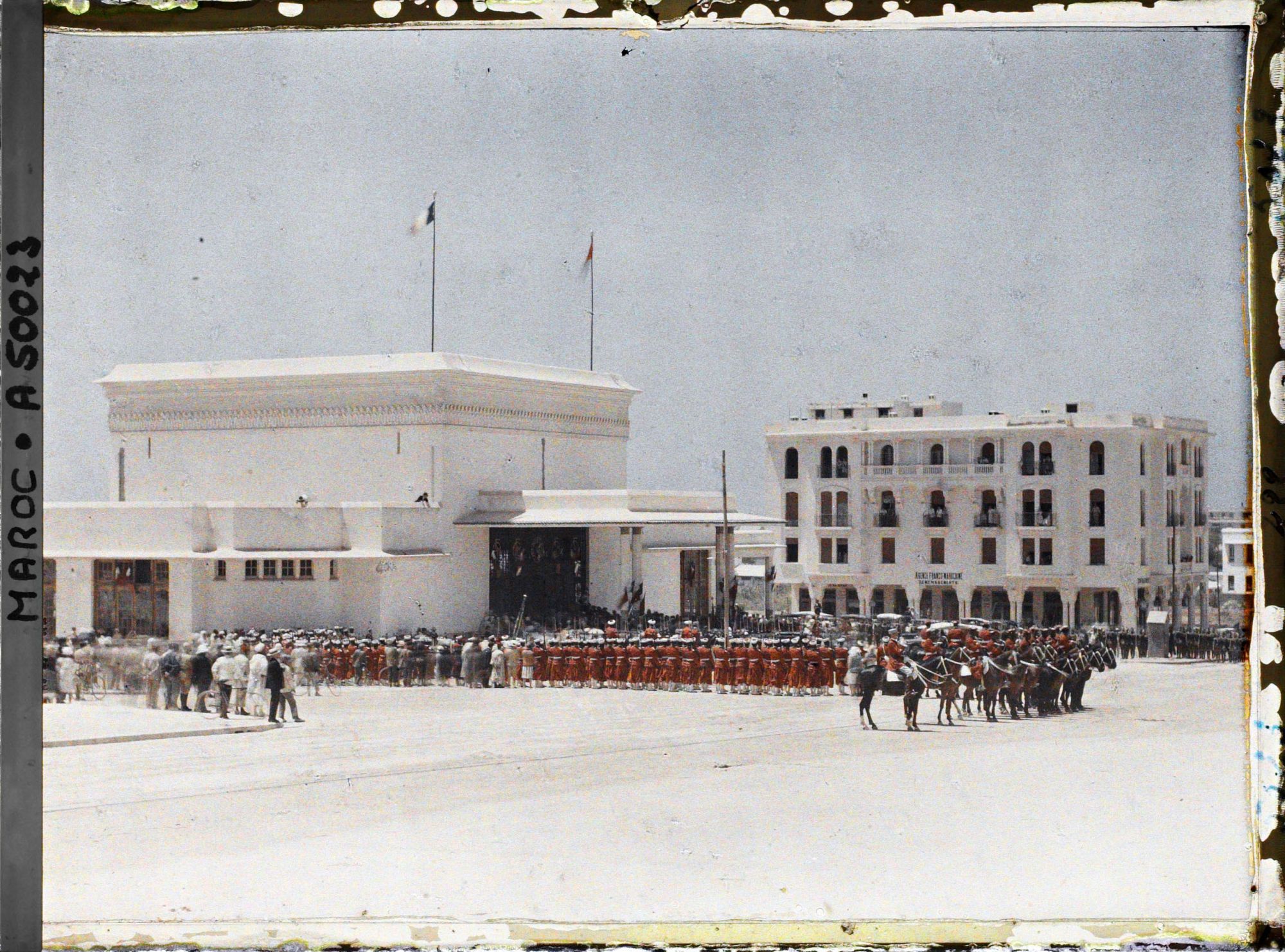 Image représentant Troupes militaires devant la gare lors du départ du sultan Moulay Youssef pour Paris