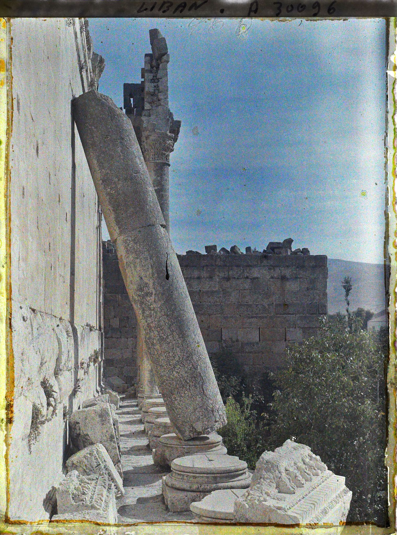 Image représentant Colonne adossée à la façade sud du Temple dit de Bacchus
