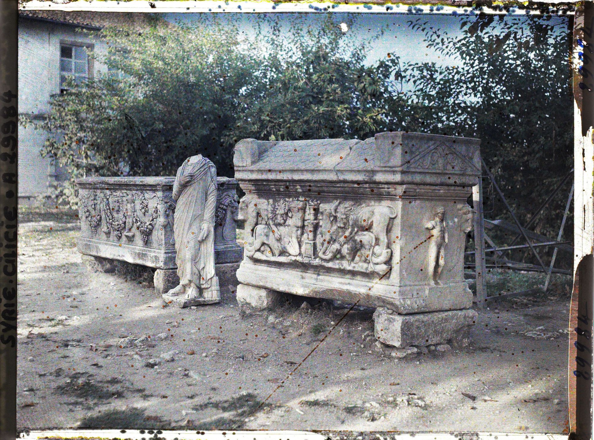 Image représentant Deux sarcophages romains et une statue acéphale