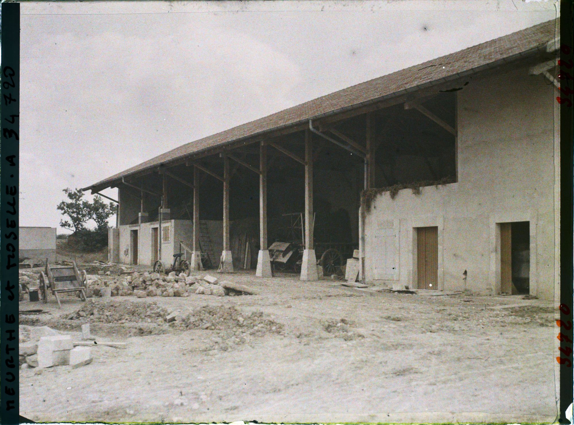 Image représentant France, St Baussant, Cour d'une grande ferme
