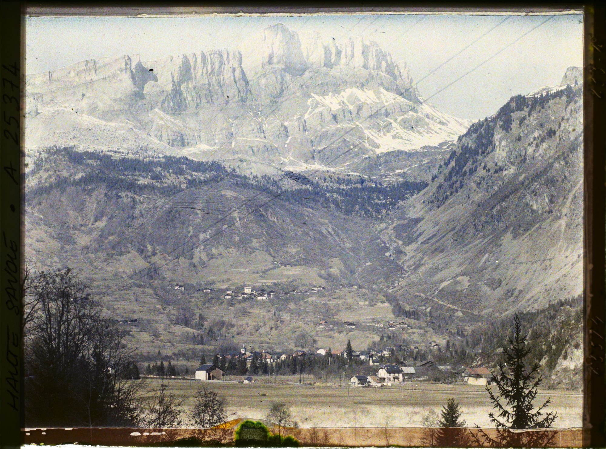 Image représentant France Les Alpes, Vallée de Chamonix ; Vue vers les Fiz et le Col d' Anterne et le Village de Servoz