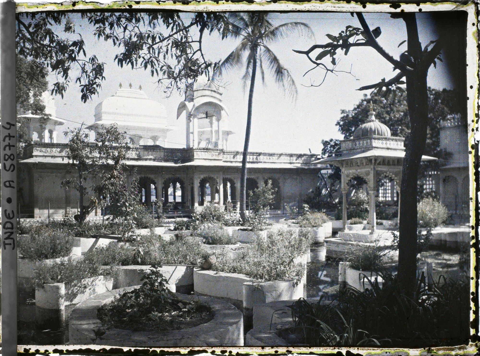 Image représentant Un jardin d'eau de l'île-palais Jag Nivas sur le lac Pichola  et ses " parterres mosaïques ".