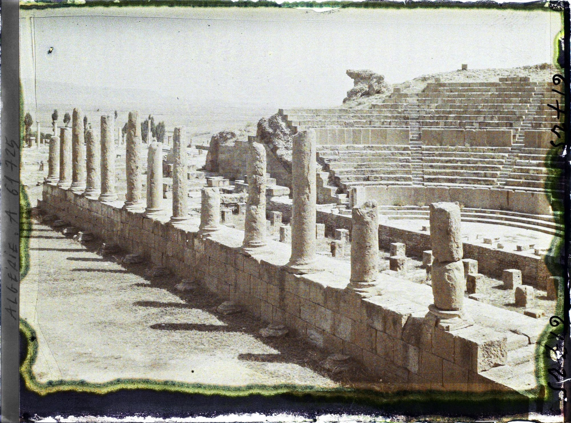 Image représentant Algérie, Timgad, Colonnades de la Scène et gradins du Théâtre