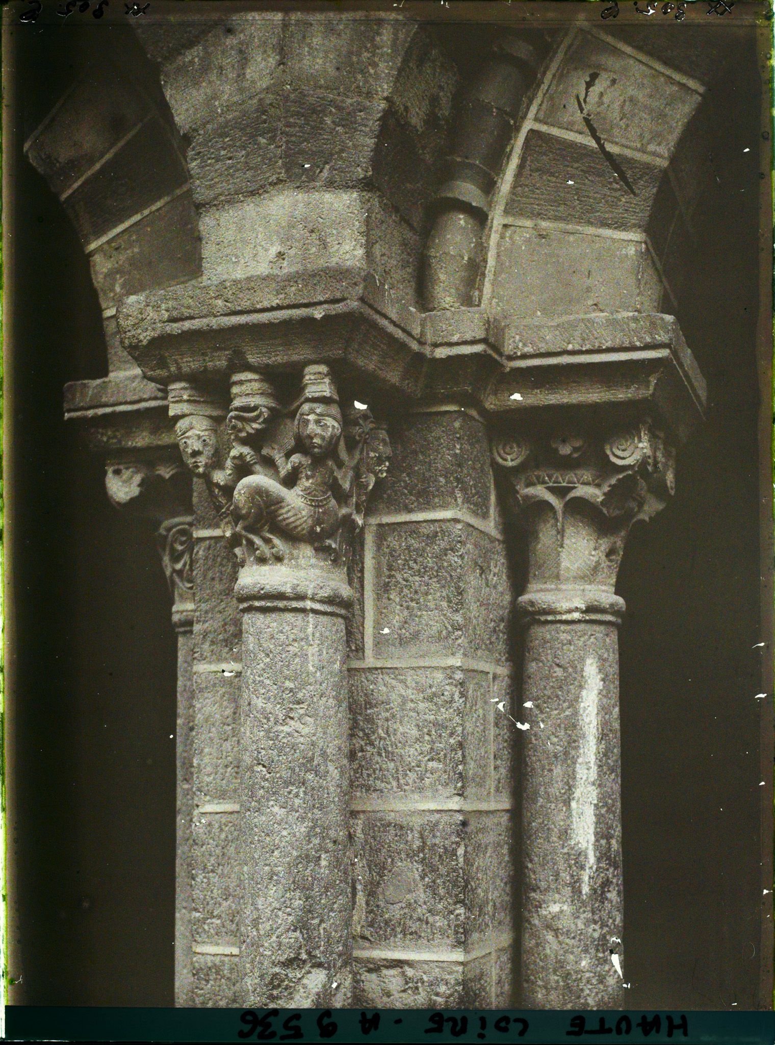 Image représentant L'un des piliers du cloître de la cathédrale Notre-Dame-de-l'Annonciation