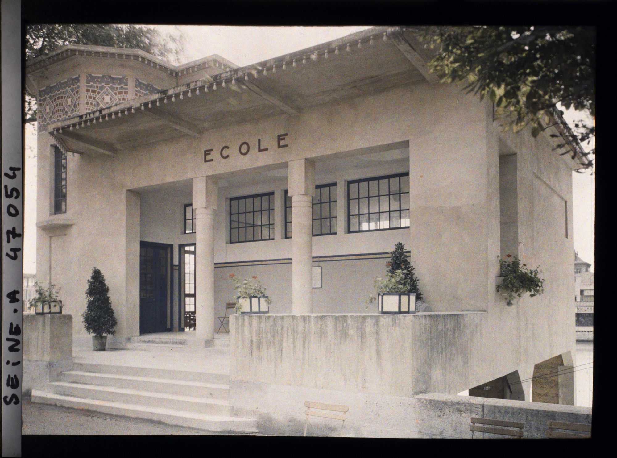 Image représentant L'Exposition des arts décoratifs, le Village français, sous la direction de Charles Genuys, l'École