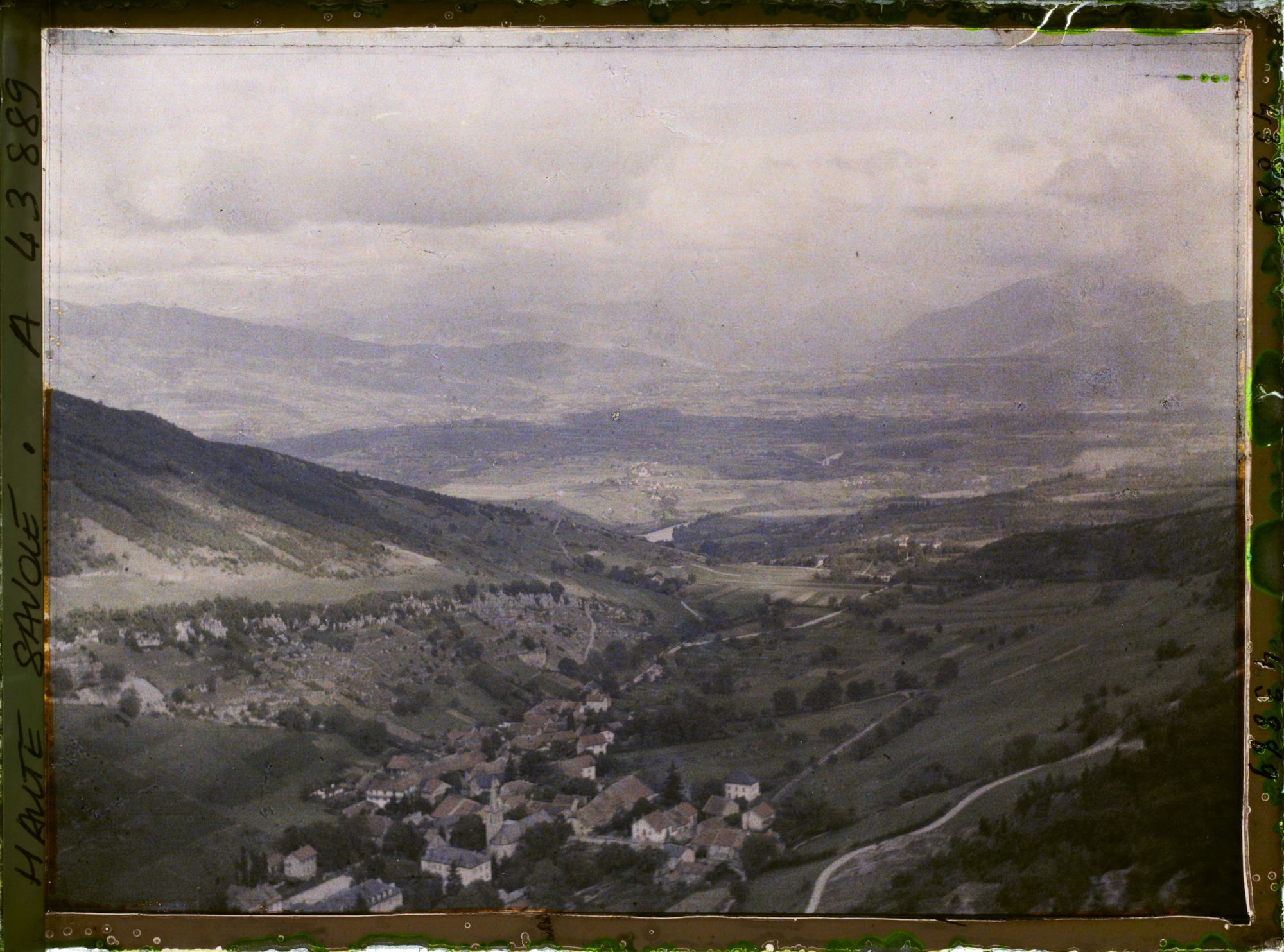 Image représentant France, Monnetier (Hte Savoie), Panorama s/ Monnetier et la Vallée de l'Arve au fond les Voirons à g. et le Môle a dr. entre les Voirons et le Môle, Vallée de Chamonix.