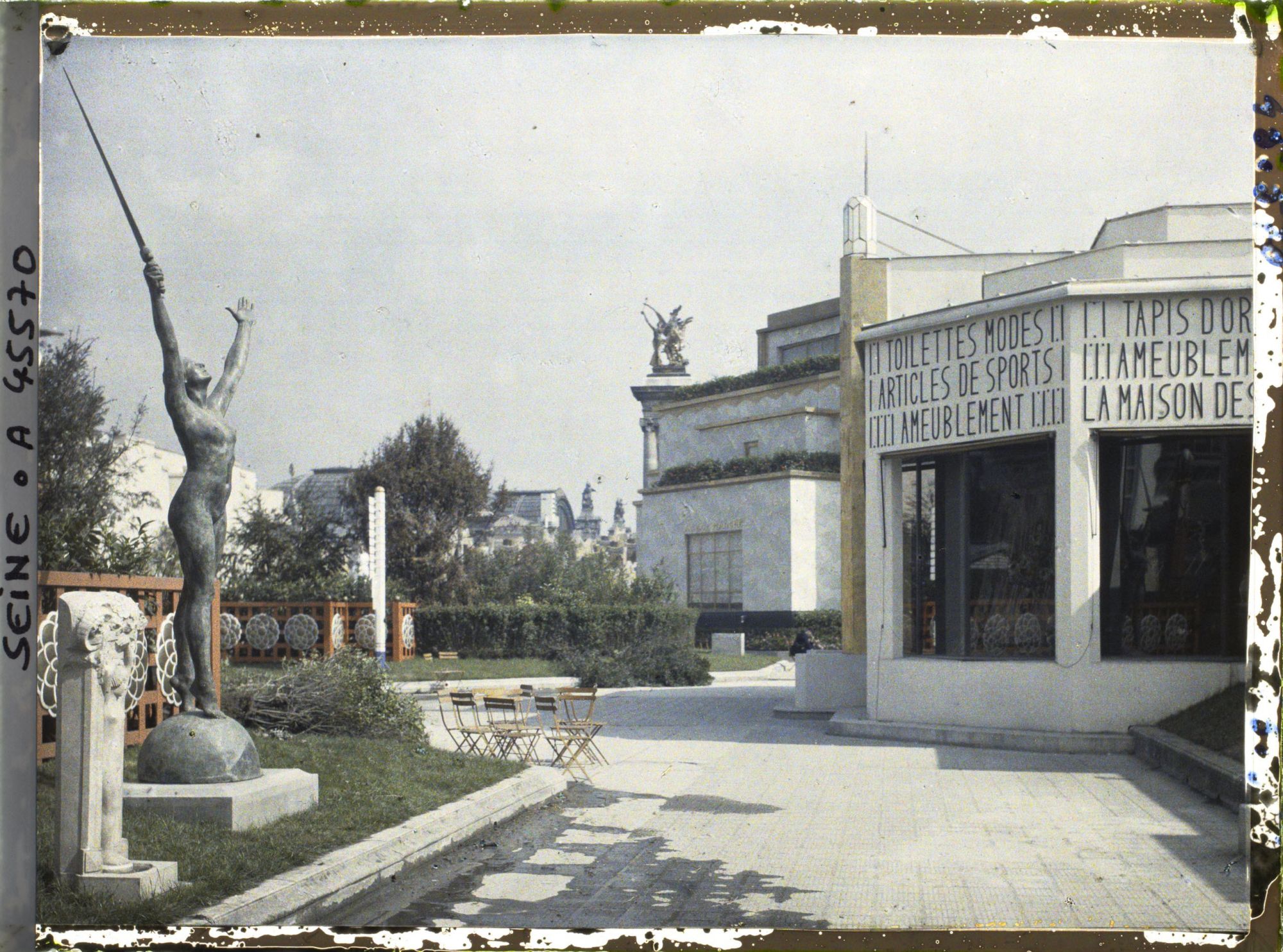 Image représentant L'Exposition des arts décoratifs, Magasins de la place Clichy et du Bon Marché, sur l'esplanade des Invalides
