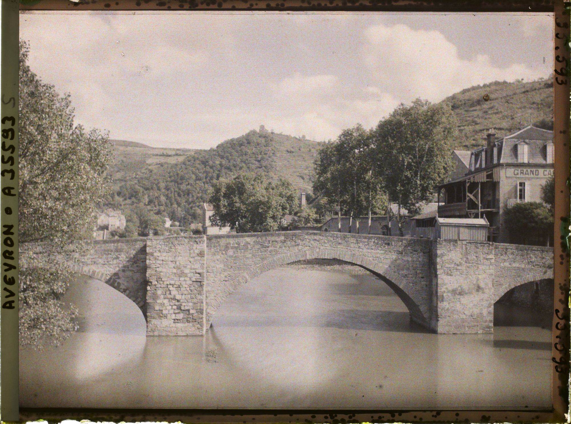 Image représentant Le pont des consuls enjambant l'Aveyron