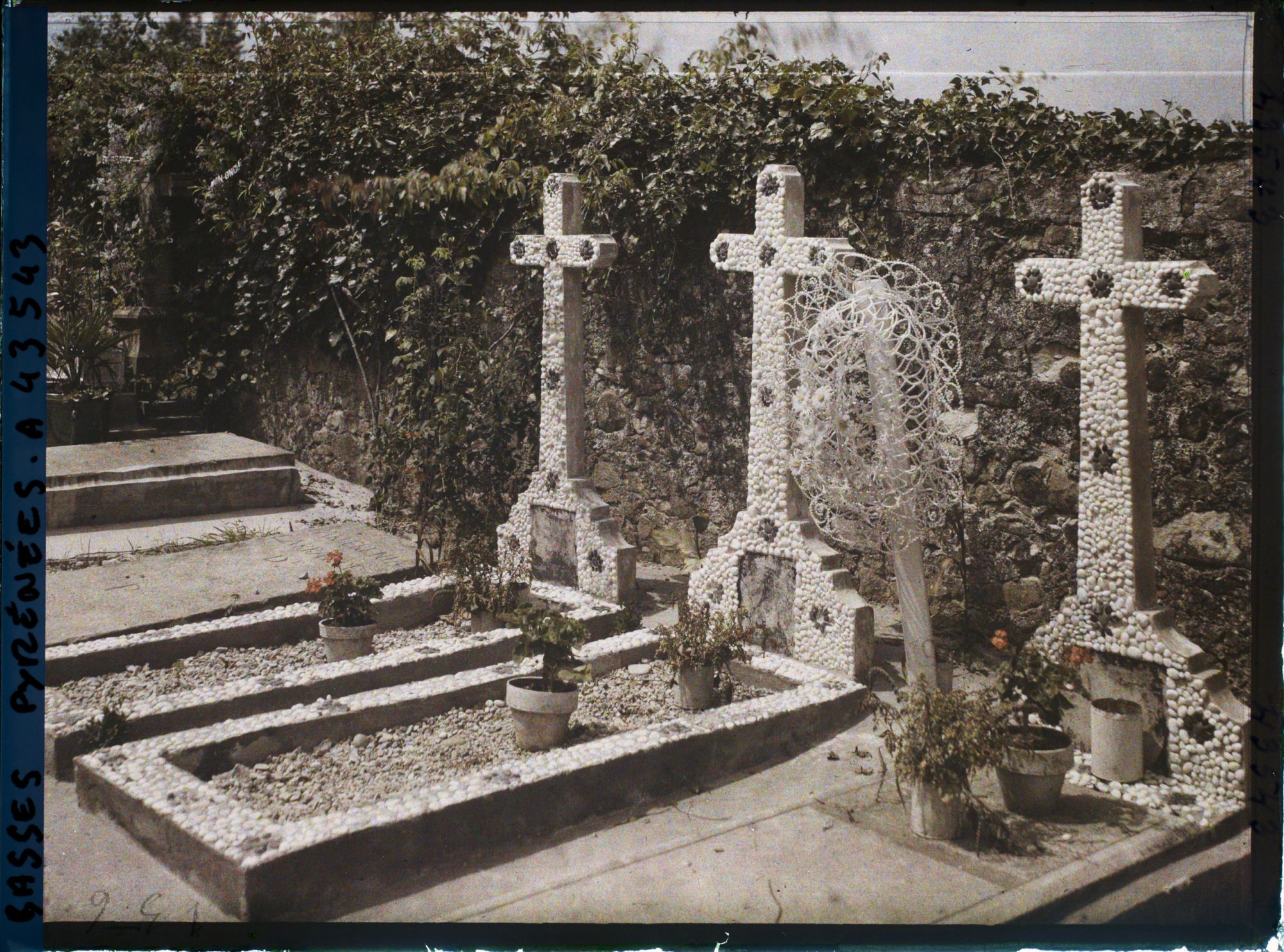 Image représentant France, Ascain, Dans le Cimetière : tombes caractéristiques en petits cailloux cimentés