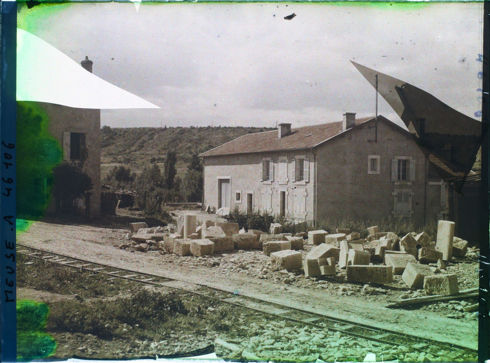 Image représentant France, Eix, Reconstructions, dans le fond les Hauts-de-Meuse