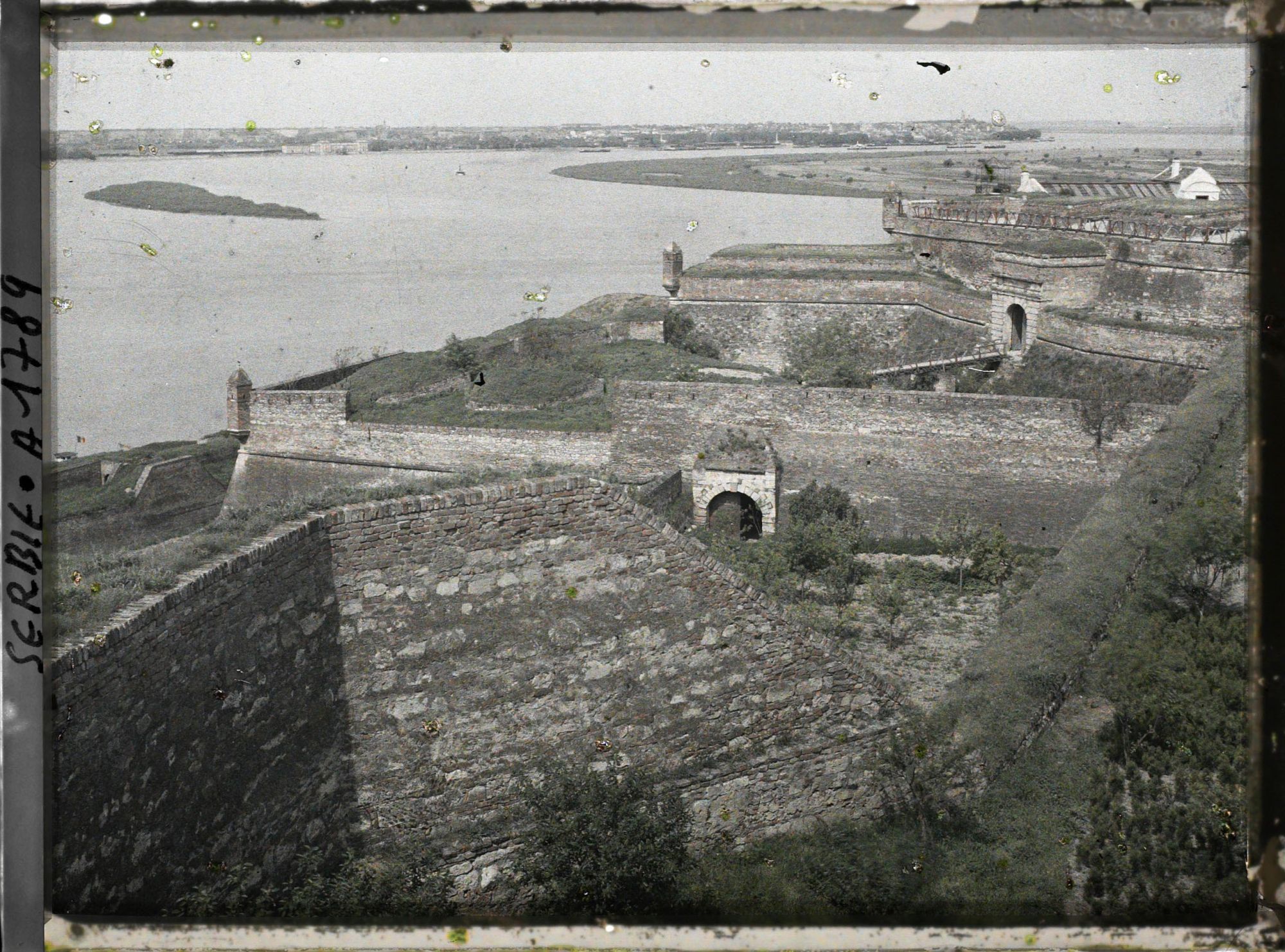 Image représentant Murailles de la forteresse de la ville, dite " Kalemegdan ", au confluent de la Save et du Danube