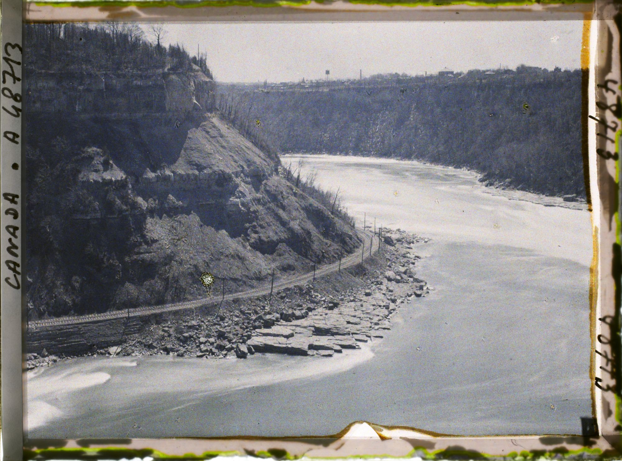 Image représentant Canada, Niagara, Vue vers l'amont, prise de la rive gauche