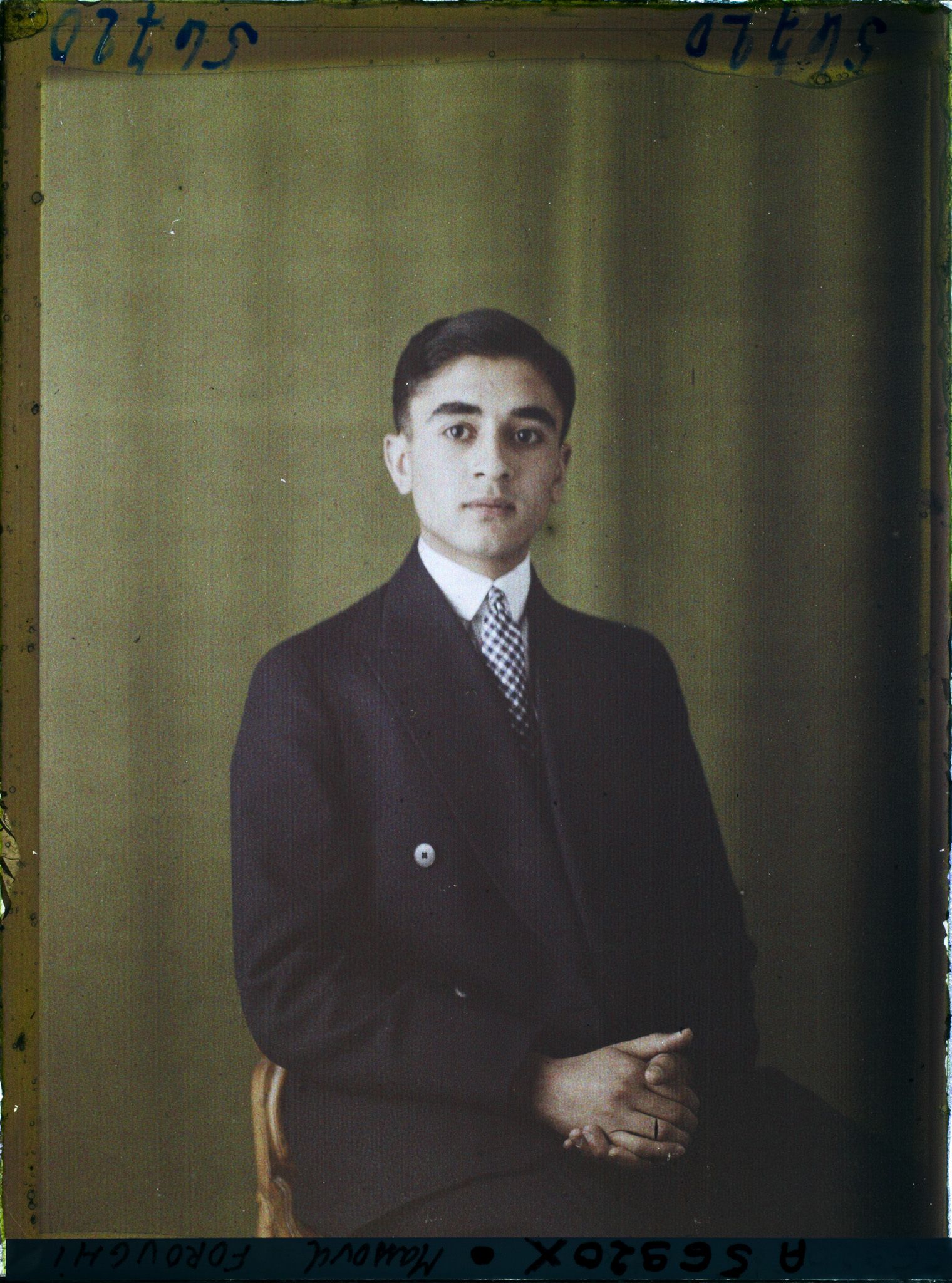Image représentant https://musee-albert-kahn.s-museum.fr/home/NWQ2OTAwYzNmYjZlZTk1ZWQwODJmMjY4L2dlbmVyaWMtbm90aWNlLXRhYi9hdXRob3JpdHkvNjE3YTc5ZjVjZjhiODk2OGIzMzM3ZDIx/5d6900c3fb6ee95ed082f268/generic-notice-tab/authority/617a79ebcf8b8968b3336d50 Massoud Foroughi