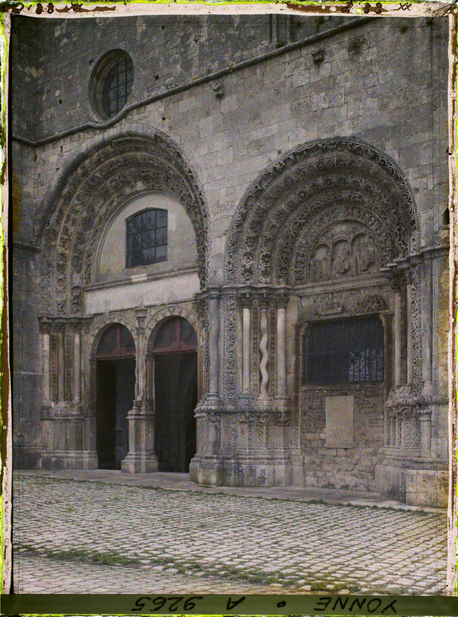 Image représentant Le grand portail de l'église Saint-Lazare