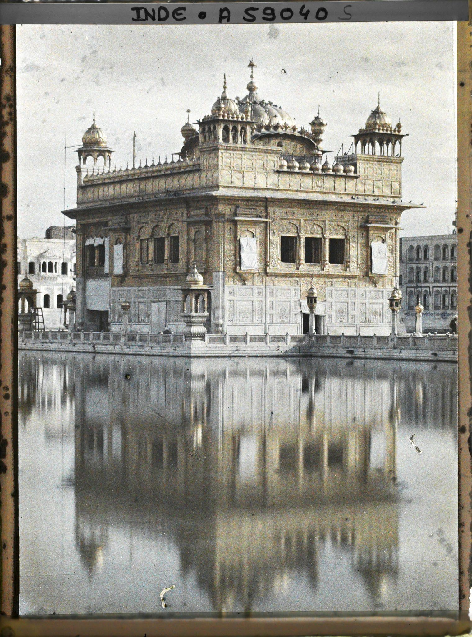 Image représentant Le temple d'or se reflétant dans le lac de l'Immortalité (Amrita Sagar)
