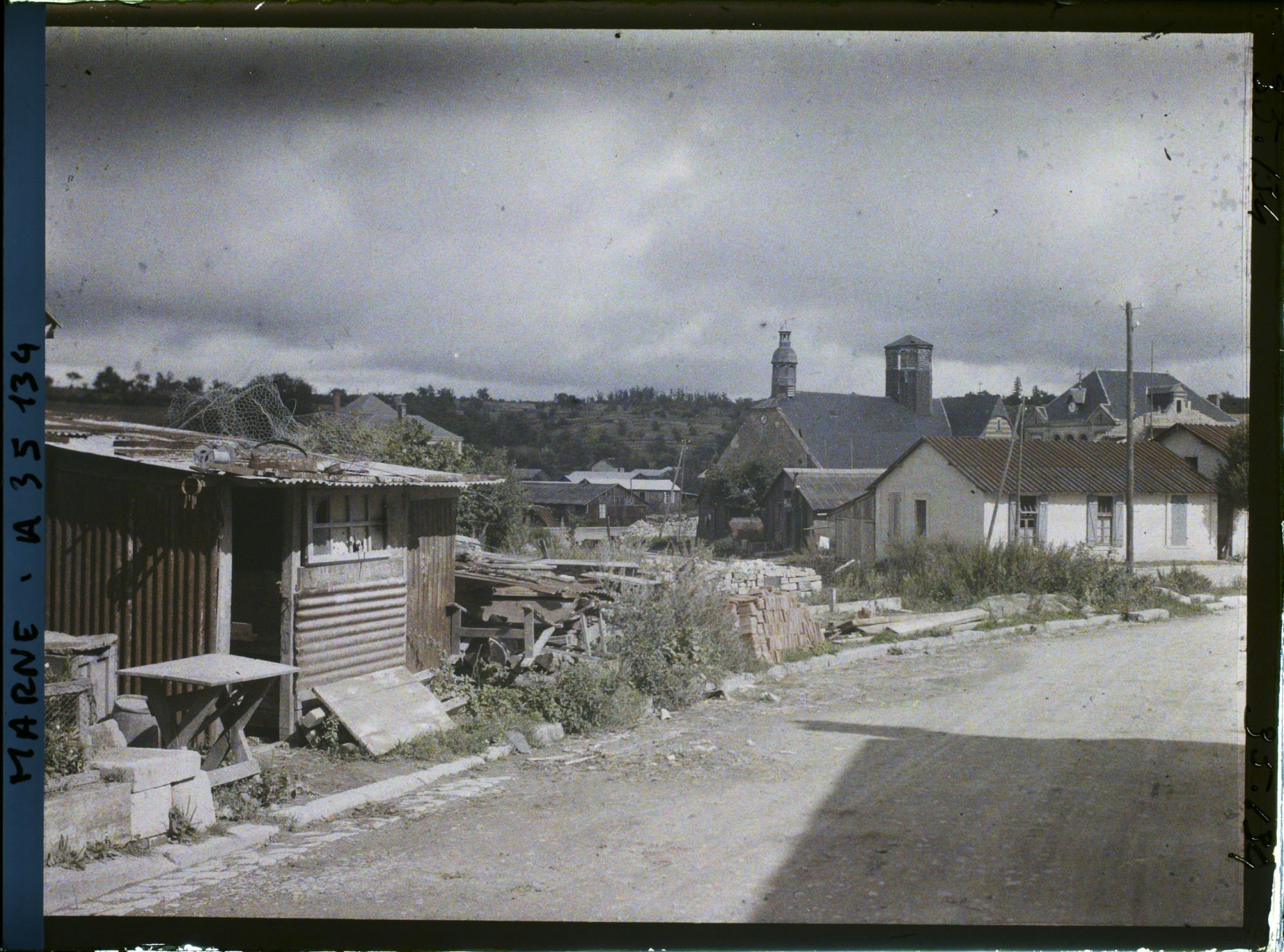 Image représentant France, Vienne le Château , Ruines et reconstructions aux environs de l'Eglise