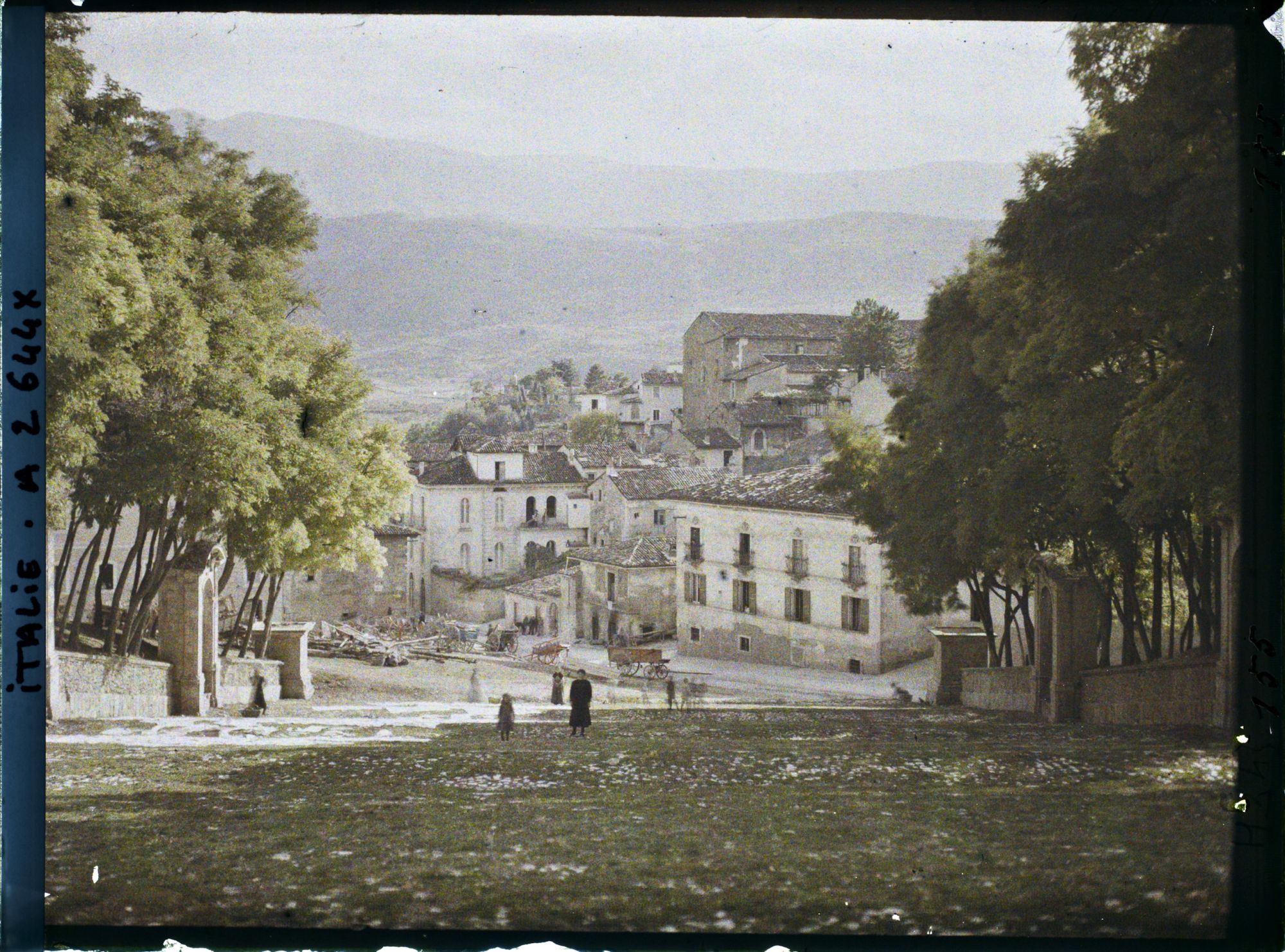 Image représentant Les toits de la ville et l'Apennin au loin