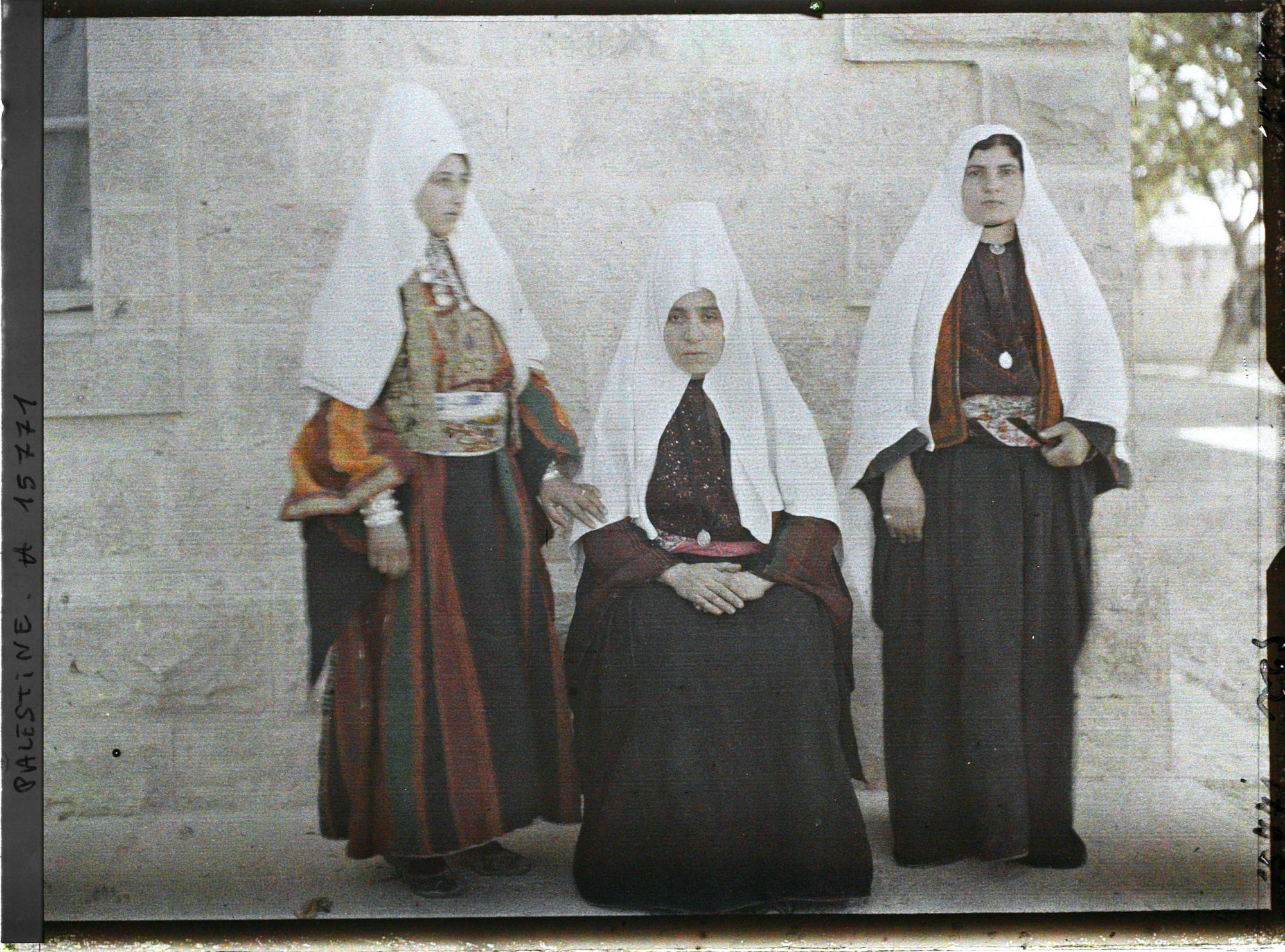 Image représentant Bethléemitaines chrétiennes portant le chatwé