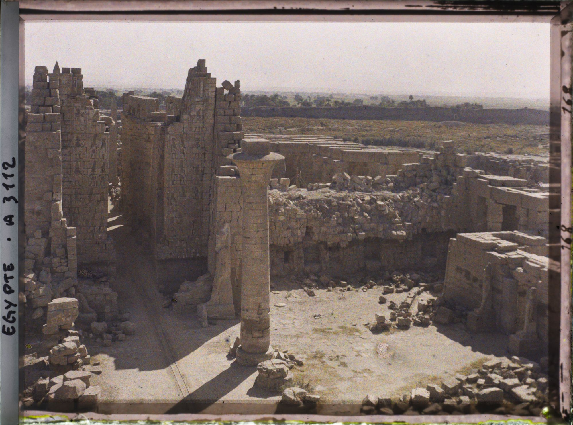 Image représentant Entrée ouest du temple de Karnak prise depuis le Ier pylône
