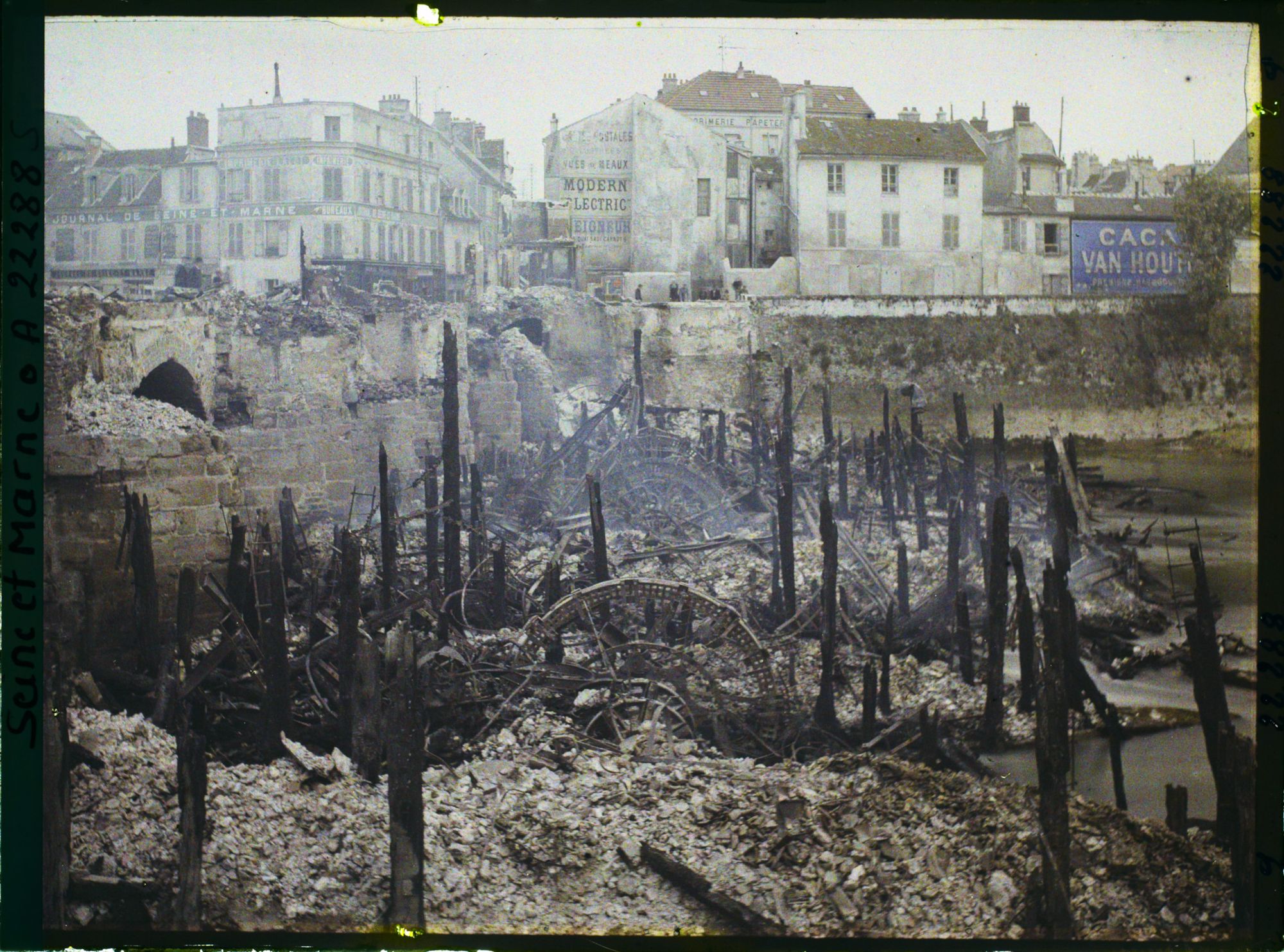 Image représentant France, Meaux, Les moulins pris de très près, de la rive droite de la Marne
