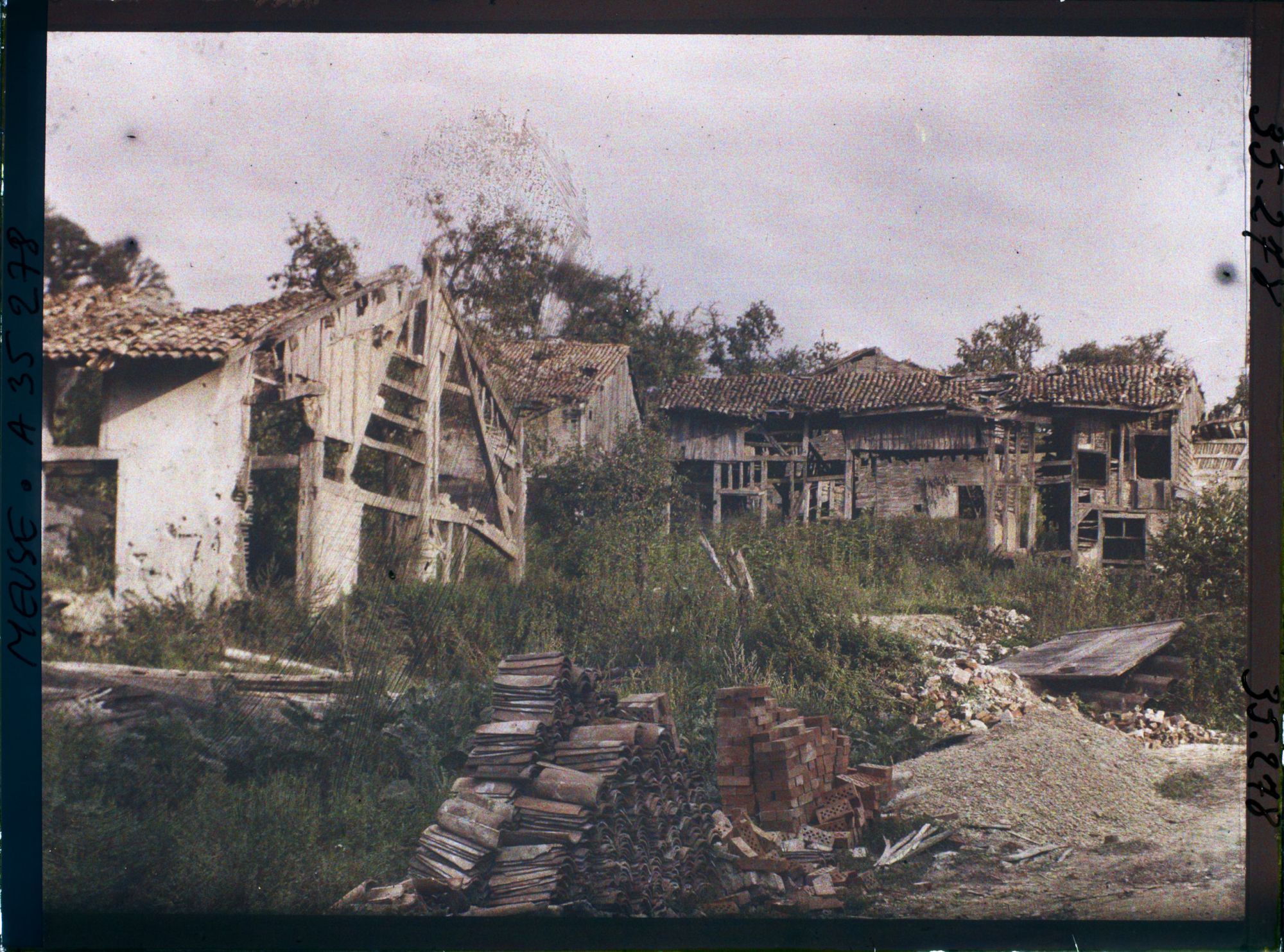 Image représentant France, La Chalade, Ruines sur les hauteurs du Village