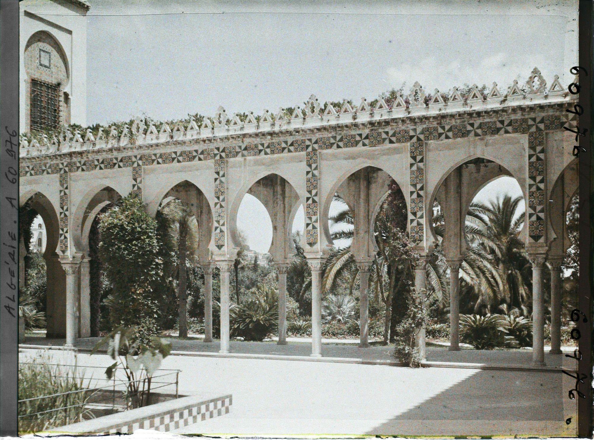 Image représentant Une galerie à arcades dans le palais d'été du Gouverneur