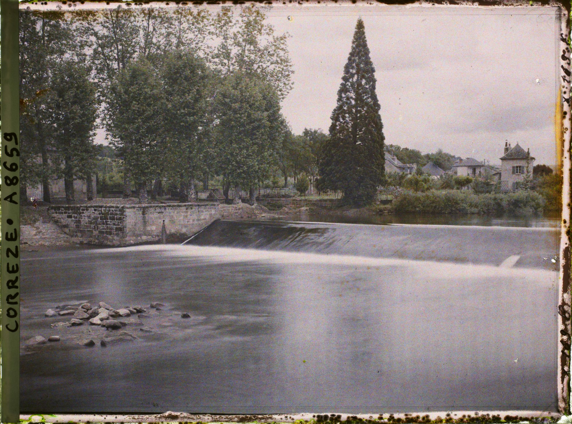 Image représentant Le digue et les bords de la Corrèze