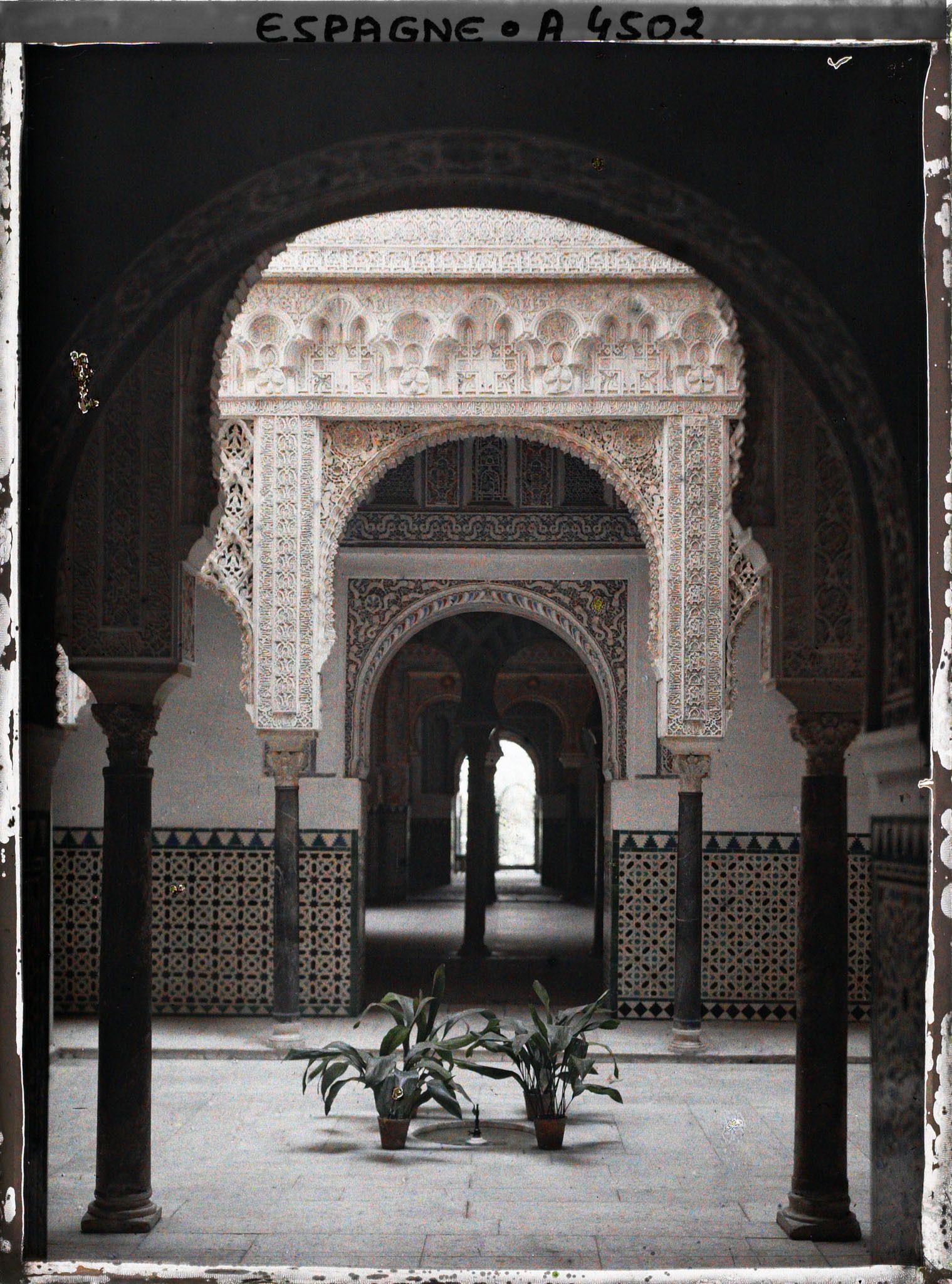 Image représentant Alcazar : le patio de las Munecas ("des Poupées") et une enfilade de portes vers le salon de Embajadores ("des Ambassadeurs")