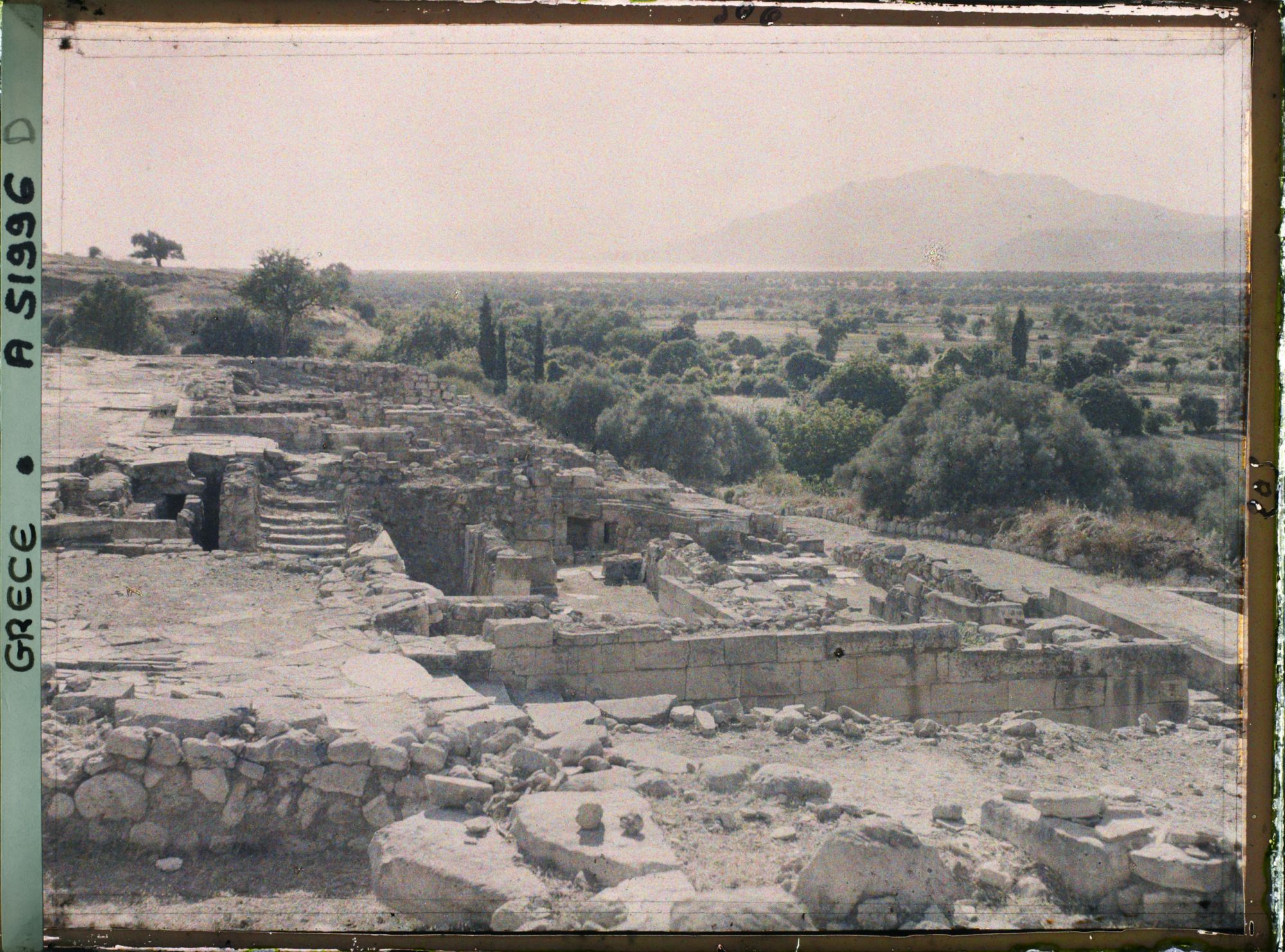 Image représentant Ruines de la villa. Au fond, la plaine de Messara, vers la mer