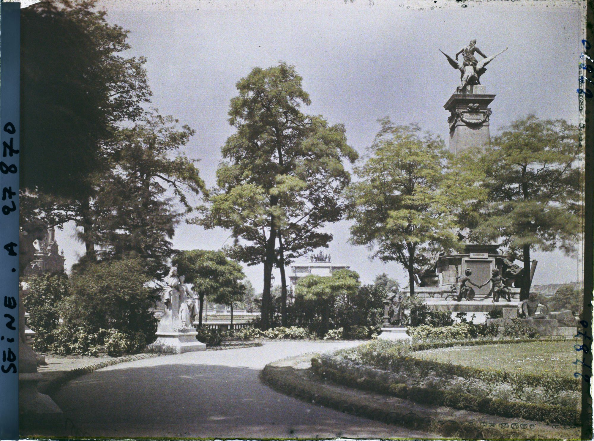 Image représentant Le monument à Gambetta et le carrousel du Louvre
