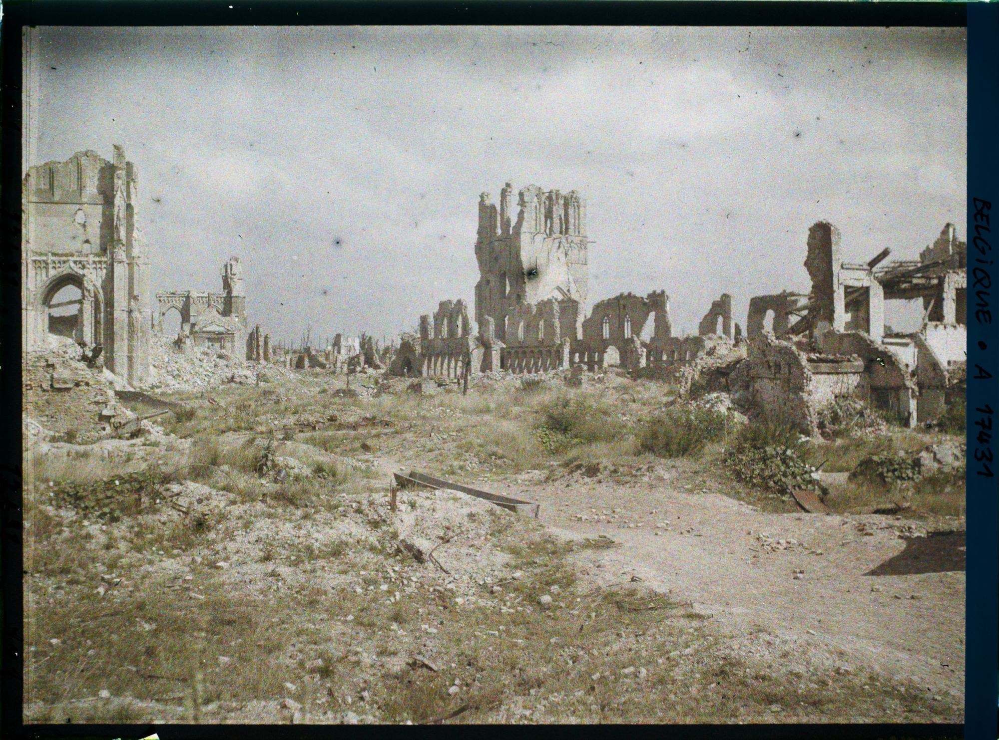 Image représentant Belgique, Ypres, Vue d'ensemble ; au fond, la Halle